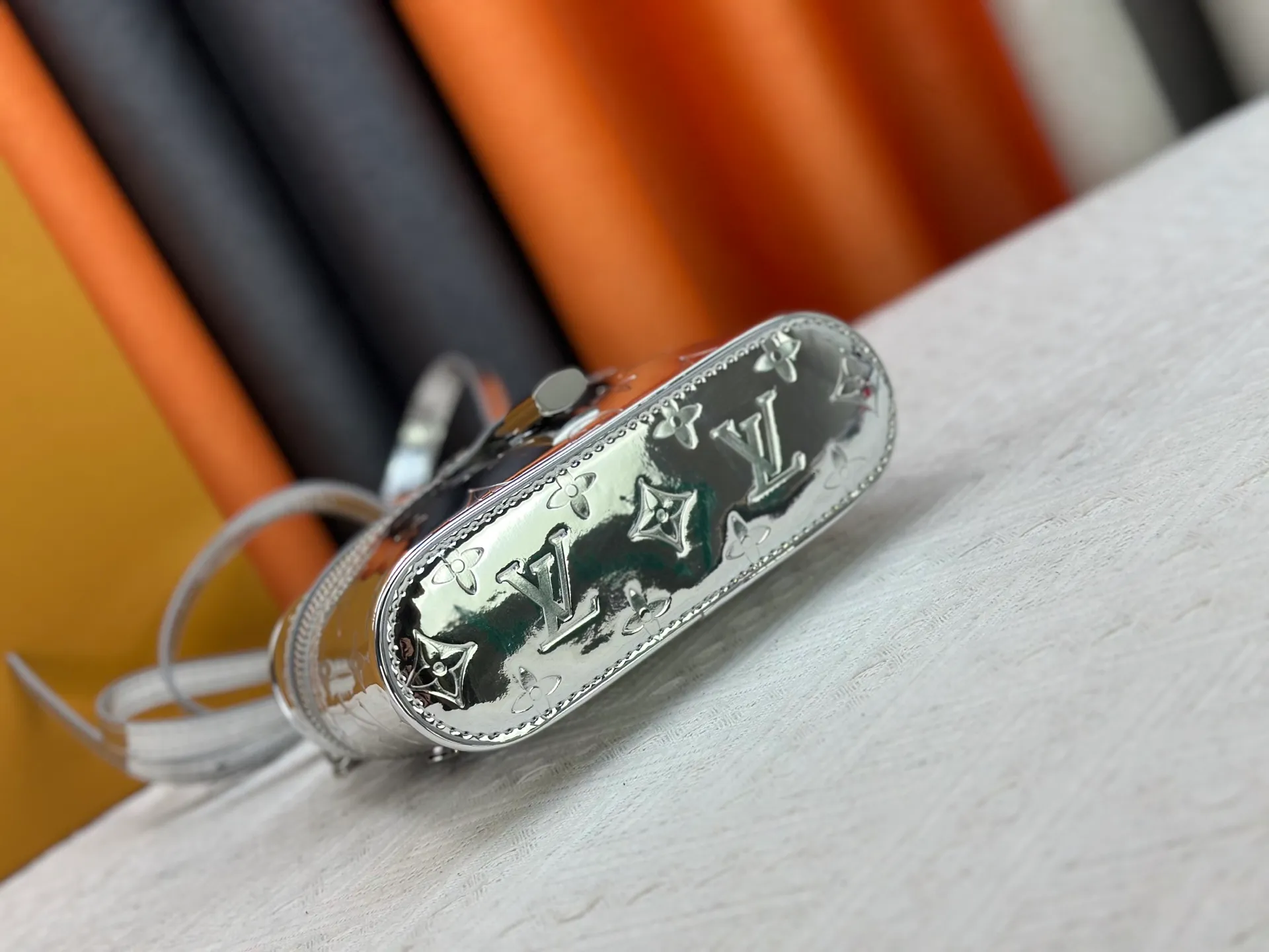 P260 M27049 Upgraded from the original LV new silver small box, the real thing is so beautiful! I am blown away by this little icy silver box! How can you not have a stunning silver bag in your bag cabinet? Whoever carries this bag looks better! Be the flashiest baby this winter 🉑Carry it in your hand🉑Under your arm🉑Cross-body! Don't be too practical. Size 19 12