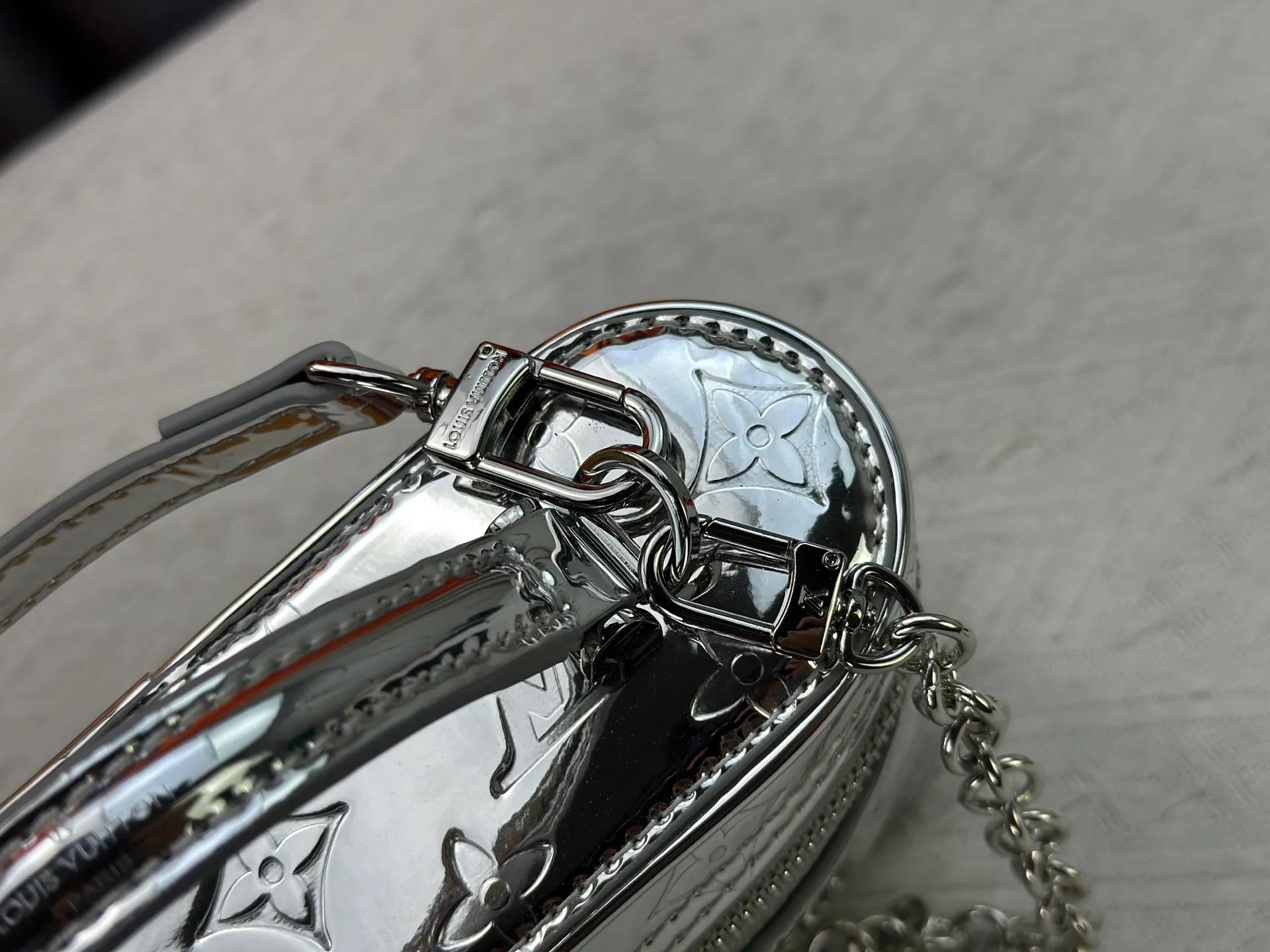P260 M27049 Upgraded from the original LV new silver small box, the real thing is so beautiful! I am blown away by this little icy silver box! How can you not have a stunning silver bag in your bag cabinet? Whoever carries this bag looks better! Be the flashiest baby this winter 🉑Carry it in your hand🉑Under your arm🉑Cross-body! Don't be too practical. Size 19 12