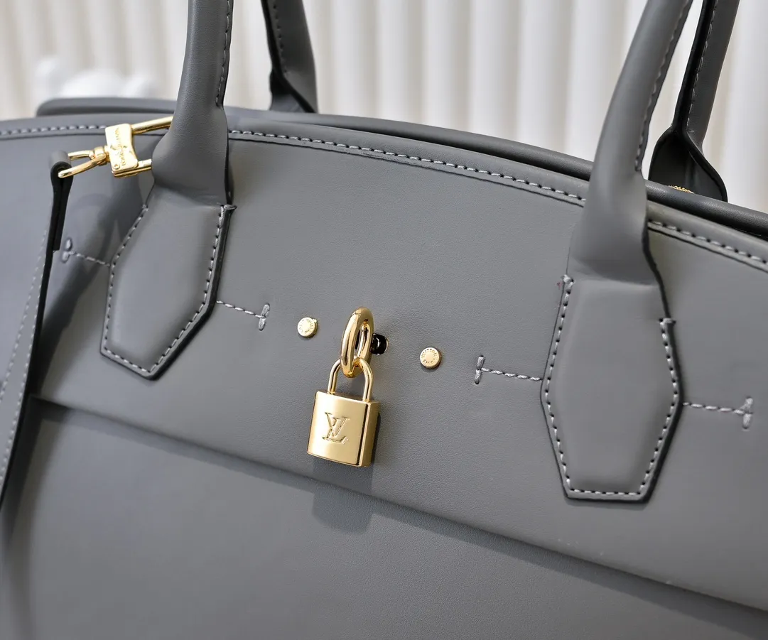 Batch 💰Small 360 💰Large 190 M12005 M12556 M12337 This large City Steamer handbag draws inspiration from the design of suitcases built for cruise ships in 1901, making its eye-catching appearance at the 2024 autumn and winter ready-to-wear show. Grained Millesime leather and shearling leather trims add seasonal flair, an embossed padlock and hot-stamped LV Circle logo add a modern twist, and a removable Monogram storage bag makes it easy to store valuables. Size: large size 35x42x21cm, small size 30x36x17