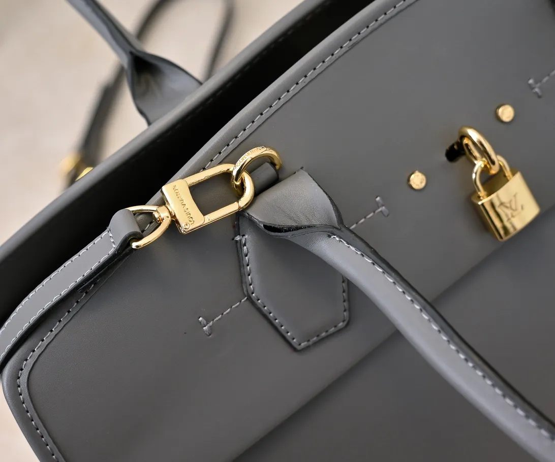 Batch 💰Small 360 💰Large 190 M12005 M12556 M12337 This large City Steamer handbag draws inspiration from the design of suitcases built for cruise ships in 1901, making its eye-catching appearance at the 2024 autumn and winter ready-to-wear show. Grained Millesime leather and shearling leather trims add seasonal flair, an embossed padlock and hot-stamped LV Circle logo add a modern twist, and a removable Monogram storage bag makes it easy to store valuables. Size: large size 35x42x21cm, small size 30x36x17