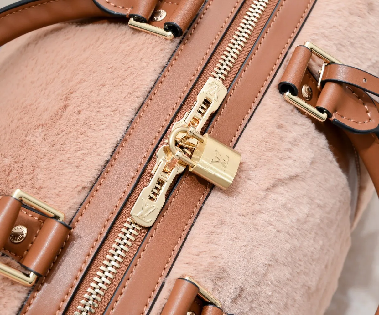 ¥600💰 Exclusive real shot-upgraded version ‼ ️M23108 Puffy Shearling Keepall Bandoulière 50 travel bag is inspired by the soft touch of teddy bears, injecting childlike fun into functional items. Wool leather bag features cowhide side straps, top handle and name tag with LV lettering on one corner. Dimensions: 50.0 x 29.0 x 23.0 cm (length x height x width)