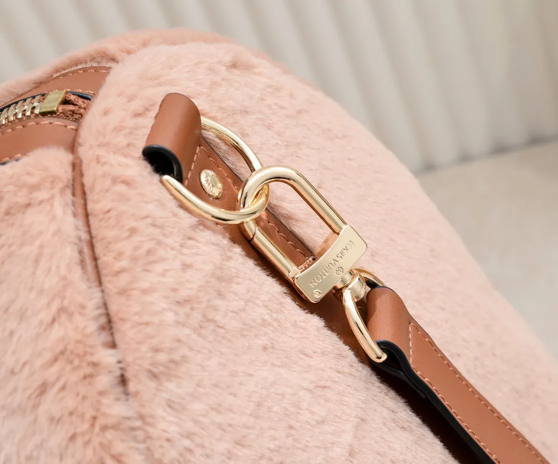 ¥600💰 Exclusive real shot-upgraded version ‼ ️M23108 Puffy Shearling Keepall Bandoulière 50 travel bag is inspired by the soft touch of teddy bears, injecting childlike fun into functional items. Wool leather bag features cowhide side straps, top handle and name tag with LV lettering on one corner. Dimensions: 50.0 x 29.0 x 23.0 cm (length x height x width)