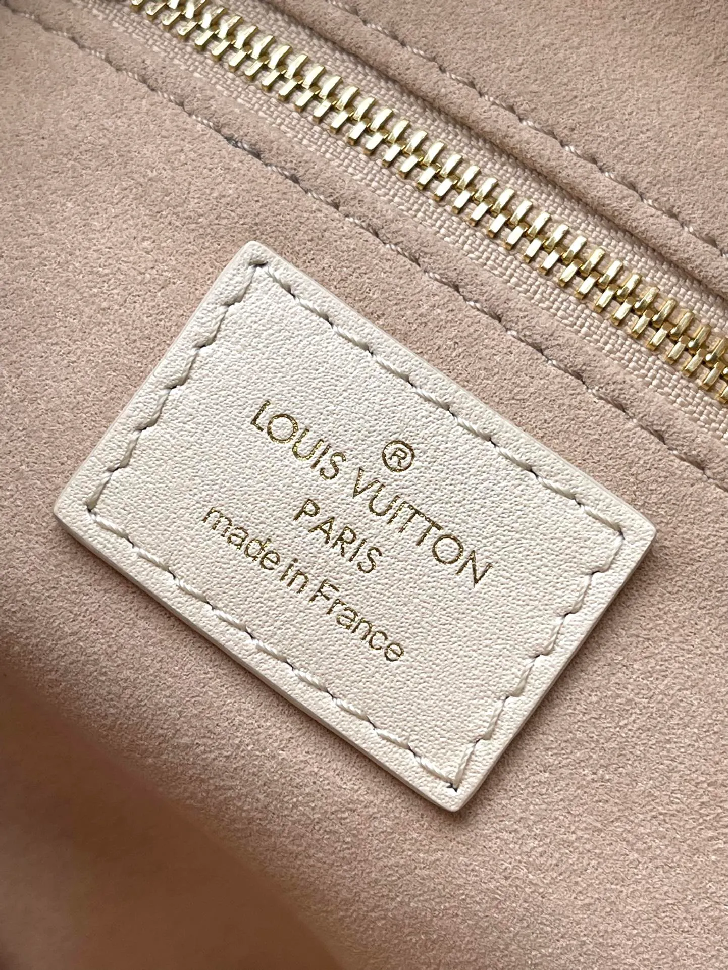 💰1080 (top layer leather) top original order M45394, milky white, supports counter inspection, the photo taken of duty-free goods is consistent with the product without unpacking. This product is an exclusive duty-free product in the market and is the highest-end product. Inspection is supported. This product has passed strict inspection and is flawless. Please wear gloves when touching the product. This product is not returnable or exchangeable. Please confirm the product first and then remove the label on the handle. This product is temporarily not open to the public, only regular customers, and is in short supply. Dimensions: 20 x 14 x 7.5 cm
