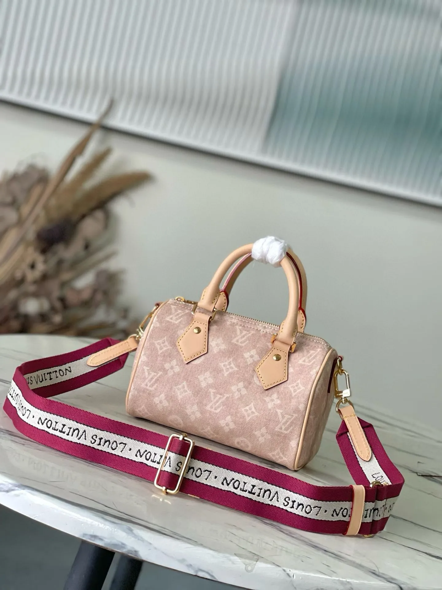 💰1020 Top original order M15151 This Speedy 20 Bandoullere handbag is made of Meowgram canvas, and is currently featured in the LV Travels With Grace Coddington collaboration series created by the brand and the former creative director of Vogue. Cute cat-shaped pendants and leather handles are rich in details, and metal parts such as padlocks add elegant touches. Dimensions: 20.5 × 13.5 × 12 cm