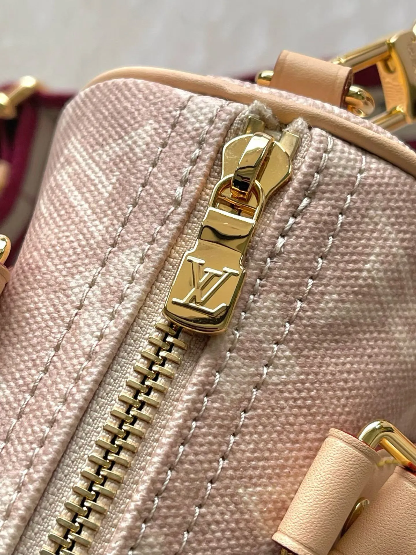 💰1020 Top original order M15151 This Speedy 20 Bandoullere handbag is made of Meowgram canvas, and is currently featured in the LV Travels With Grace Coddington collaboration series created by the brand and the former creative director of Vogue. Cute cat-shaped pendants and leather handles are rich in details, and metal parts such as padlocks add elegant touches. Dimensions: 20.5 × 13.5 × 12 cm