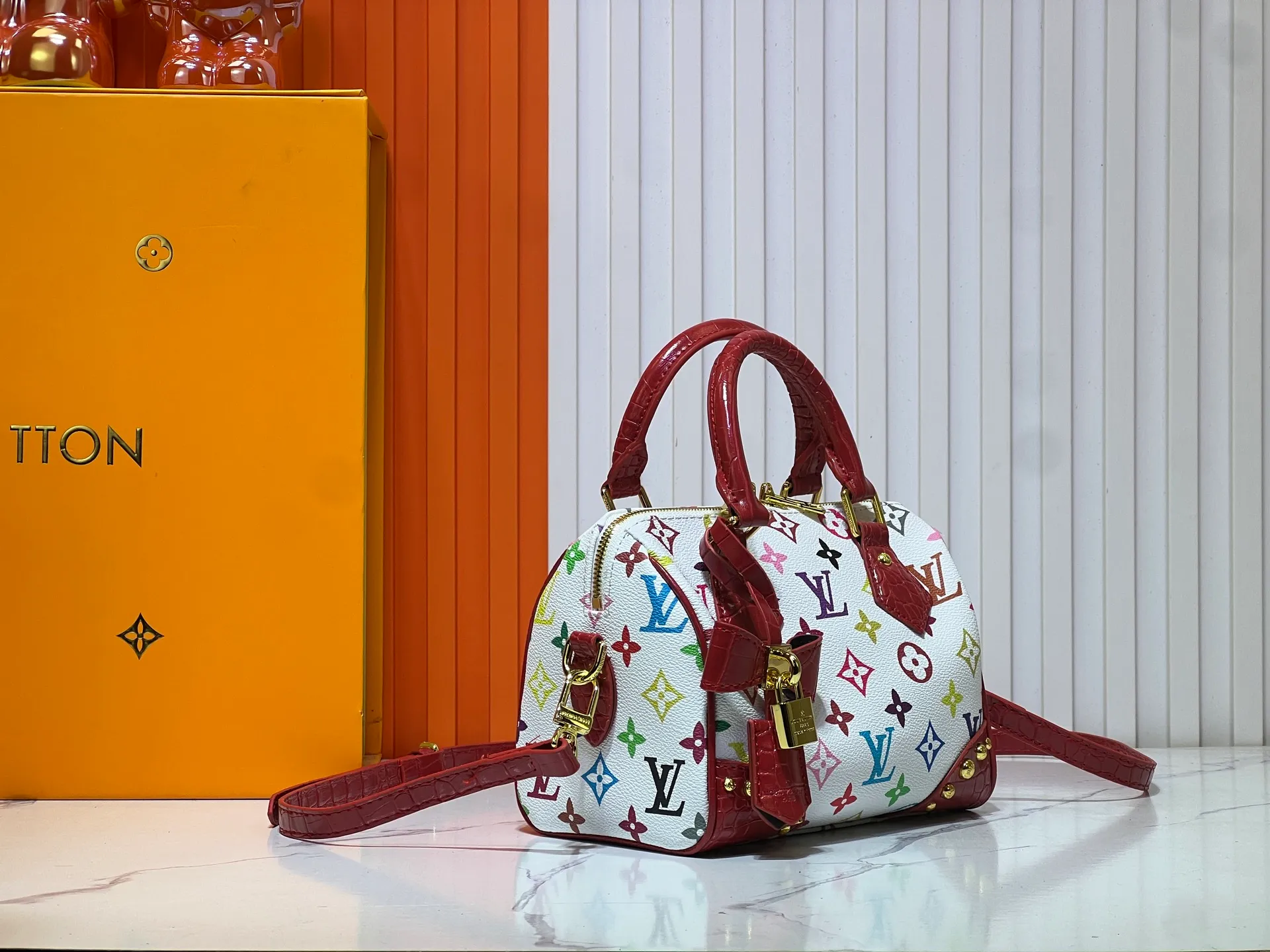 Batch 280💰Upgraded original crocodile pattern M13365 M58953 M46234 M46222 Speedy Bandoulière 20 handbag is made of soft coated canvas, and the full-length Monogram pattern is traced in colorful rainbow tones, highlighting the smart style of the Louis Vuitton x Murakami reissue series. The Toron handle and detachable shoulder strap are constructed of cow leather, the metal corners recall classic luggage elements, and the bow-shaped key bag and padlock add brand touches. Dimensions: 20.5 x 13.5 x 12.0 cm (length x height x width)