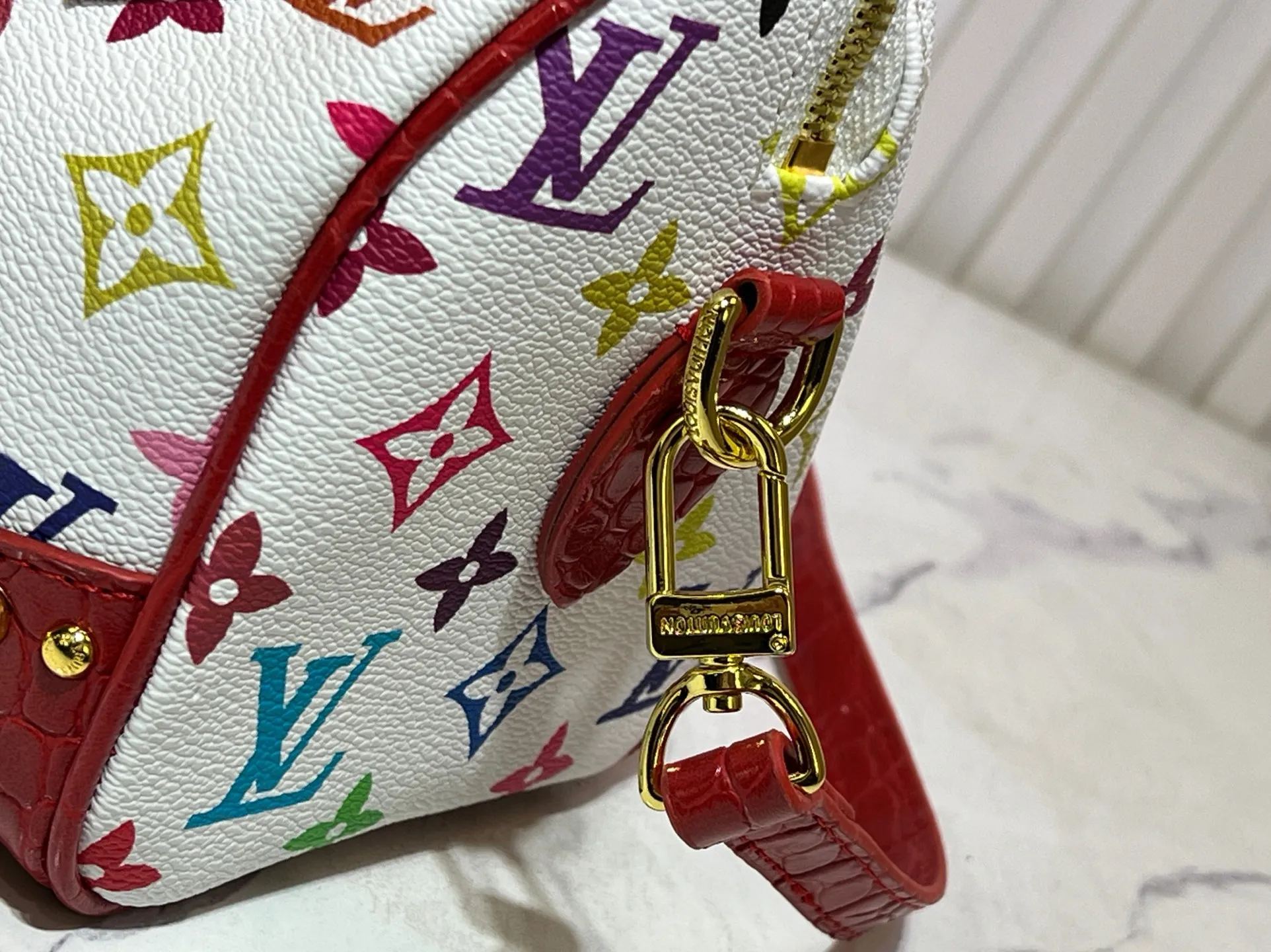 Batch 280💰Upgraded original crocodile pattern M13365 M58953 M46234 M46222 Speedy Bandoulière 20 handbag is made of soft coated canvas, and the full-length Monogram pattern is traced in colorful rainbow tones, highlighting the smart style of the Louis Vuitton x Murakami reissue series. The Toron handle and detachable shoulder strap are constructed of cow leather, the metal corners recall classic luggage elements, and the bow-shaped key bag and padlock add brand touches. Dimensions: 20.5 x 13.5 x 12.0 cm (length x height x width)