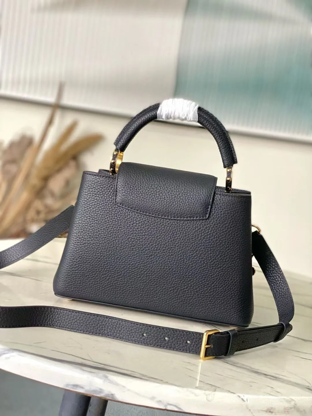 💰2360 "Special Original Leather" M13714 Small This Capucines small handbag comes from the Louis Vuitton x Murakami replica series, showing the brand's exquisite craftsmanship with its smart style. Glossy metal parts and enamel LV letters accentuate the Taurillon leather body, the Monogram flower-roofed detachable chain, and the bright cherry decoration add new seasonal touches. Dimensions: 27 × 18 × 9 cm
