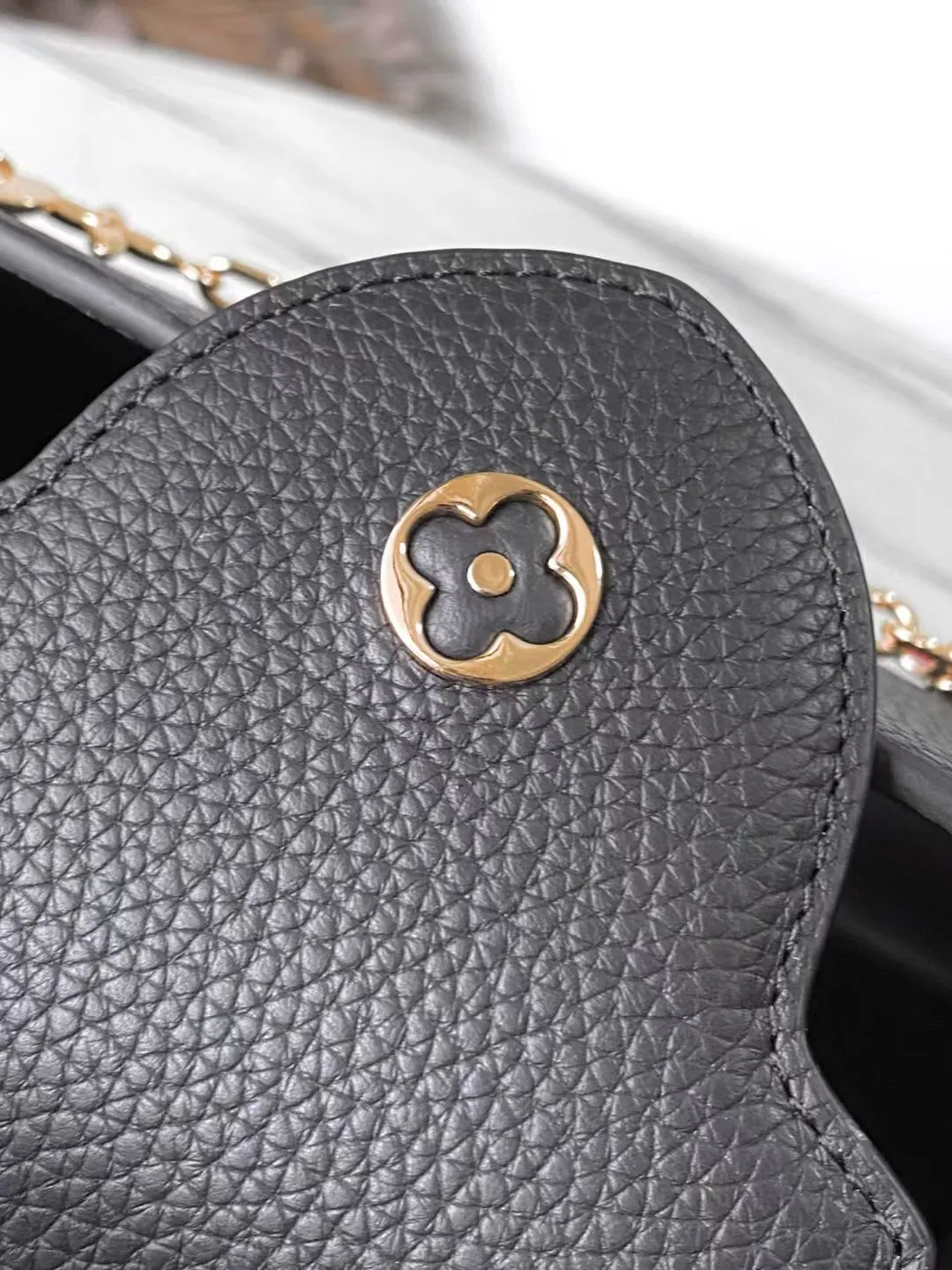 💰2360 "Special Original Leather" M13714 Small This Capucines small handbag comes from the Louis Vuitton x Murakami replica series, showing the brand's exquisite craftsmanship with its smart style. Glossy metal parts and enamel LV letters accentuate the Taurillon leather body, the Monogram flower-roofed detachable chain, and the bright cherry decoration add new seasonal touches. Dimensions: 27 × 18 × 9 cm