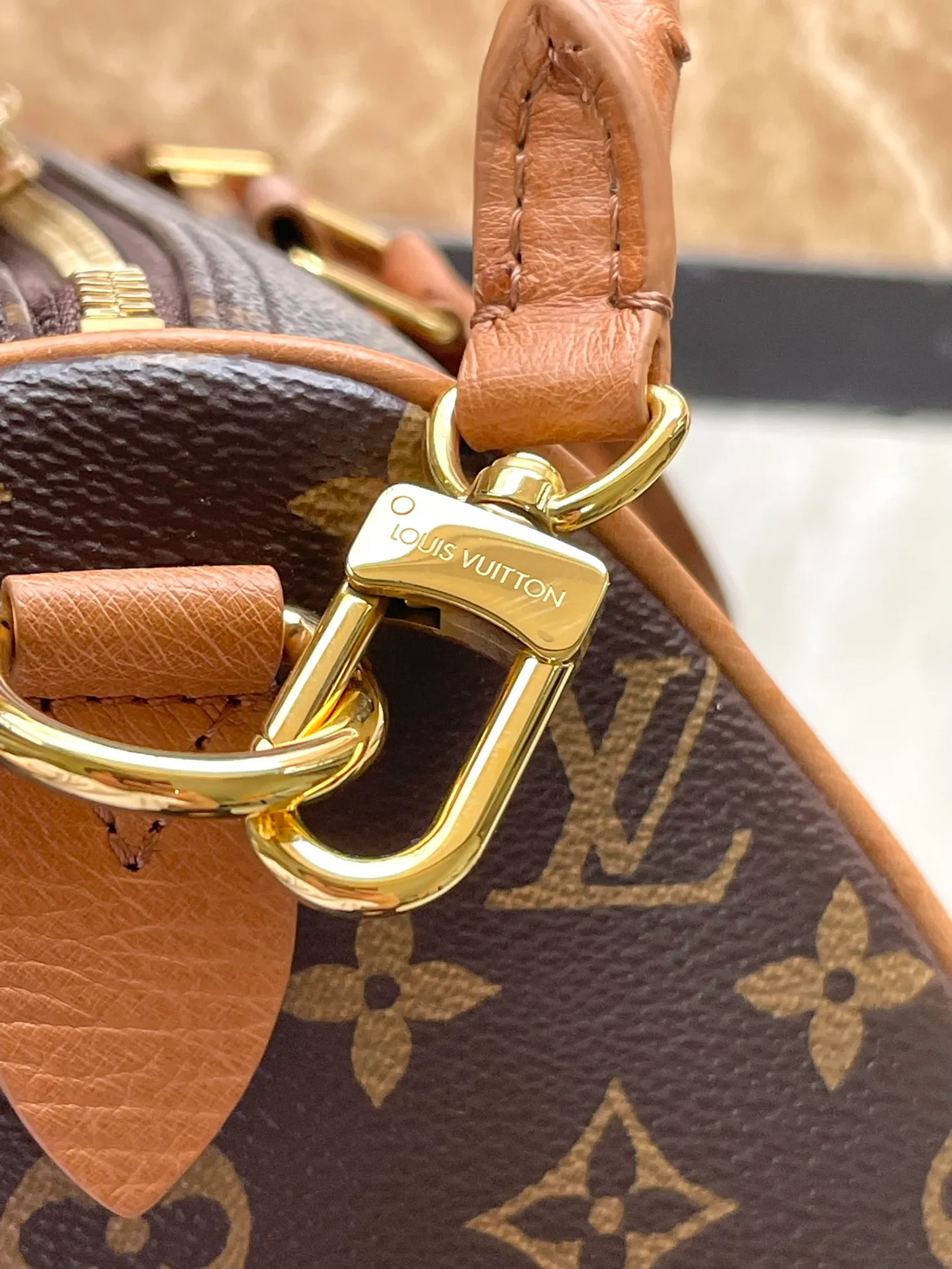 💰1100 The top original N87212 Speedy Soft 30 Dark handbag makes a good travel companion with its elegant style. The Monogram coated canvas bag is integrated with leather trim and a gothic chain. The ample structure has a zippered pocket inside to keep your passport and other important items safe. The brand name and tassels tell the exquisite details, and the Toron handle adds a novel touch. Dimensions: 30 × 21 × 17 cm