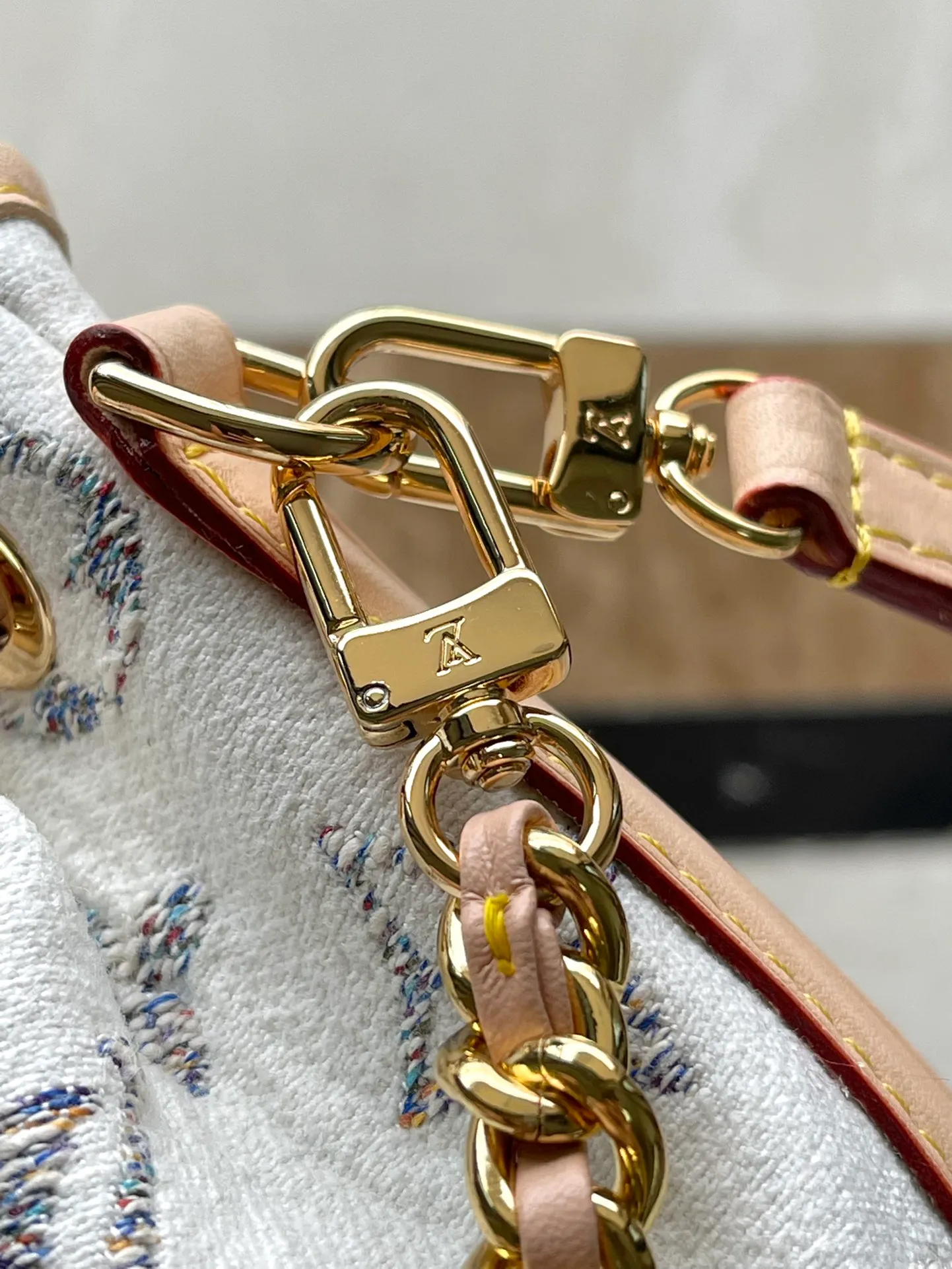 💰1100 Top Original Order M83453 This Nano Noé handbag condenses the classic structure of the Noé handbag, using Monogram jacquard fabric to trace the tweed texture, and then outlines the leather trim at the bottom. A removable lace-up metal chain serves as a handle, while a drawstring closure and removable and adjustable shoulder strap complete the details. Dimensions: 13 x 16 x 10 cm (length x height x width)