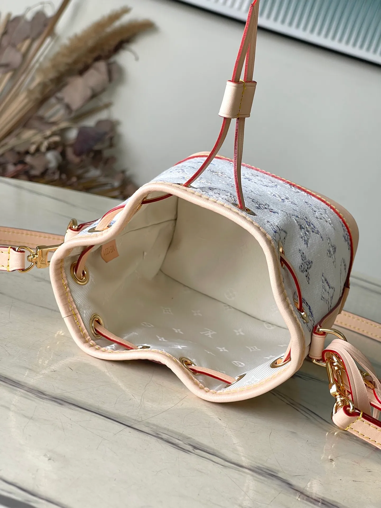 💰1100 Top Original Order M83453 This Nano Noé handbag condenses the classic structure of the Noé handbag, using Monogram jacquard fabric to trace the tweed texture, and then outlines the leather trim at the bottom. A removable lace-up metal chain serves as a handle, while a drawstring closure and removable and adjustable shoulder strap complete the details. Dimensions: 13 x 16 x 10 cm (length x height x width)