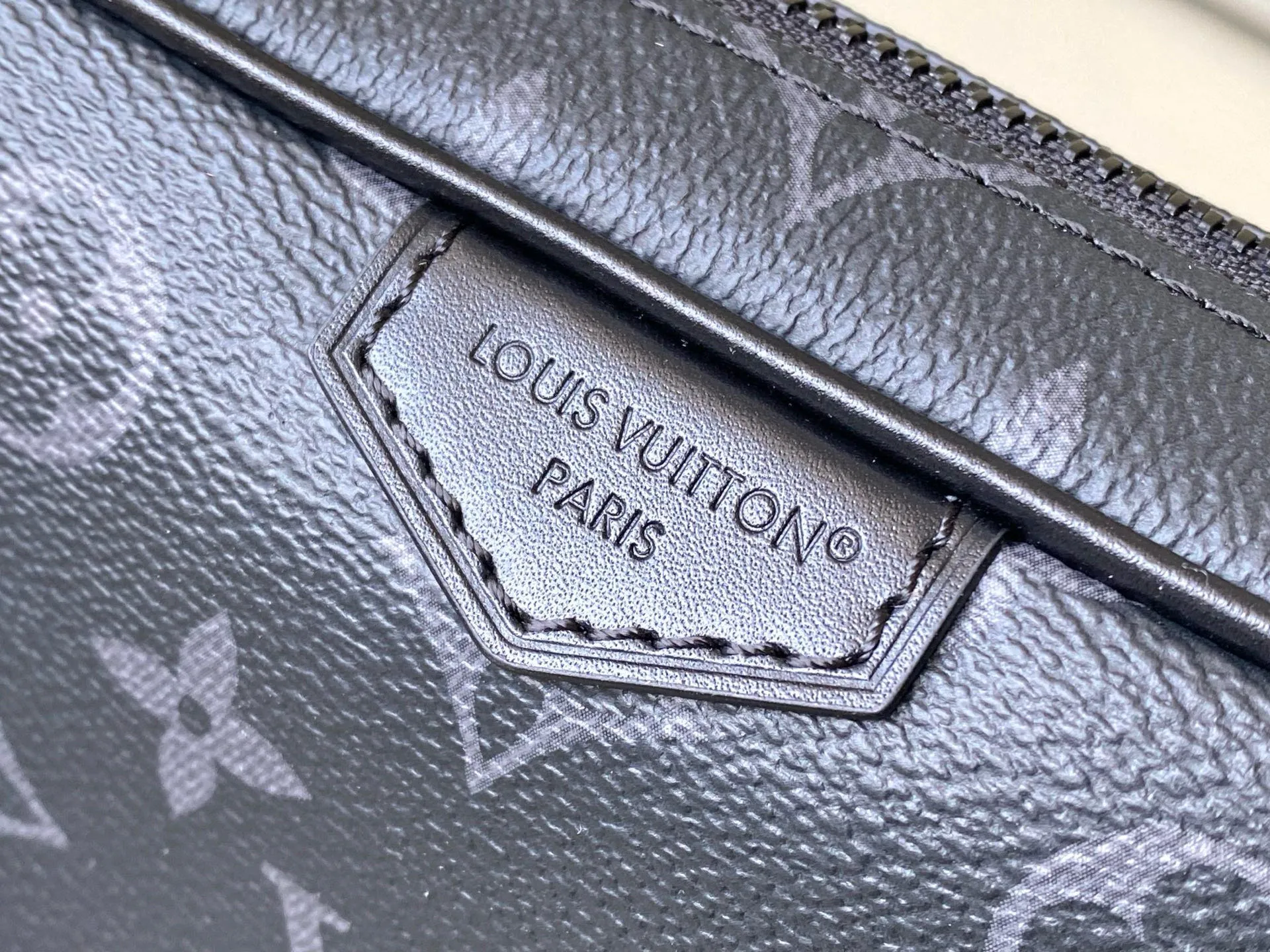 💰900 Top Original Order M14253 This Trocadero mini handbag is made of Monogram Eclipse coated canvas, with cow leather trim and dark metal parts, showing a calm style. Open the zipper to reveal a compact interior, and the interior patch pockets are designed with functional considerations in mind. Removable and adjustable shoulder strap for comfortable shoulder carry. Dimensions: 20 × 13 × 6.5 cm