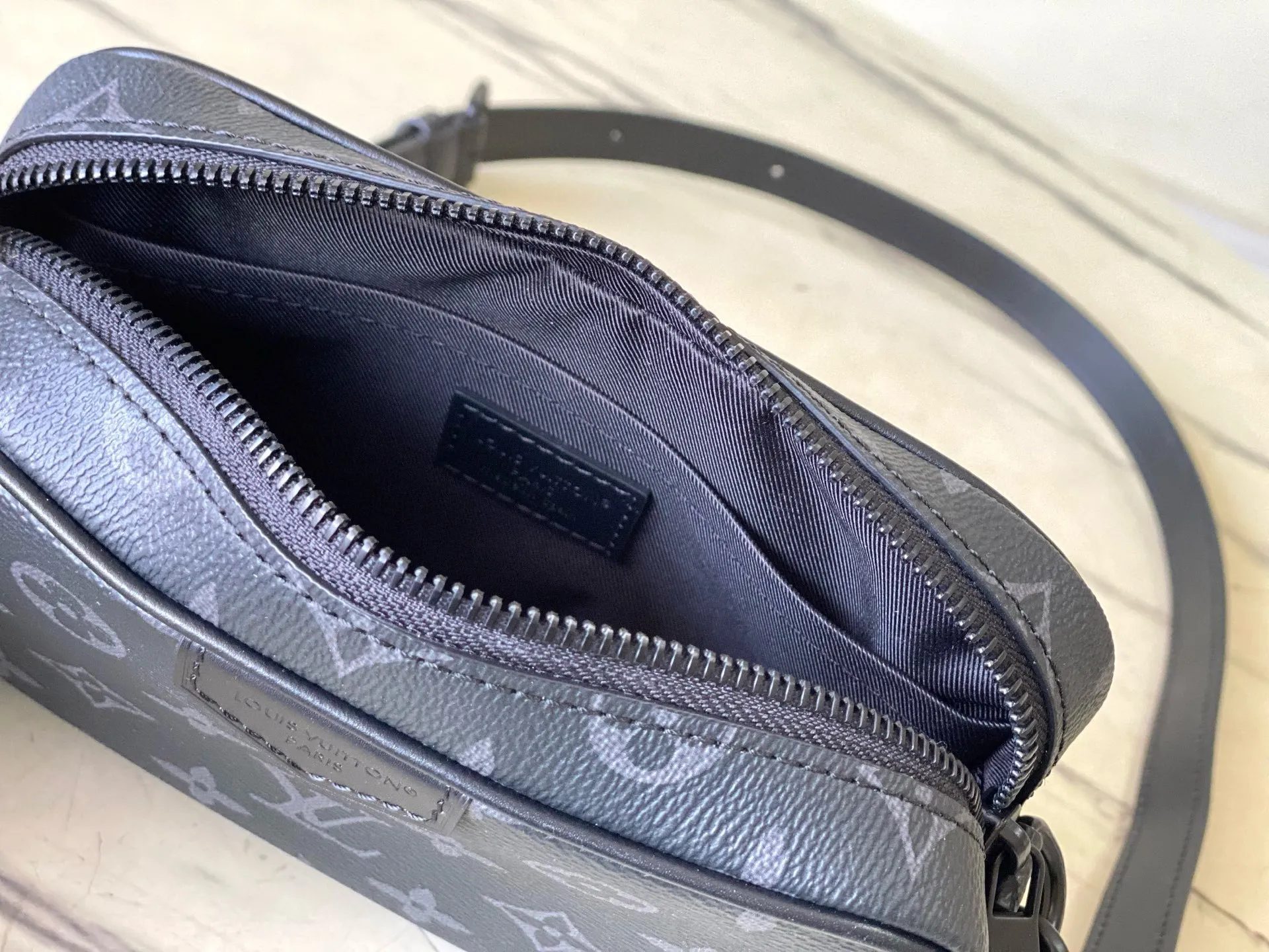 💰900 Top Original Order M14253 This Trocadero mini handbag is made of Monogram Eclipse coated canvas, with cow leather trim and dark metal parts, showing a calm style. Open the zipper to reveal a compact interior, and the interior patch pockets are designed with functional considerations in mind. Removable and adjustable shoulder strap for comfortable shoulder carry. Dimensions: 20 × 13 × 6.5 cm