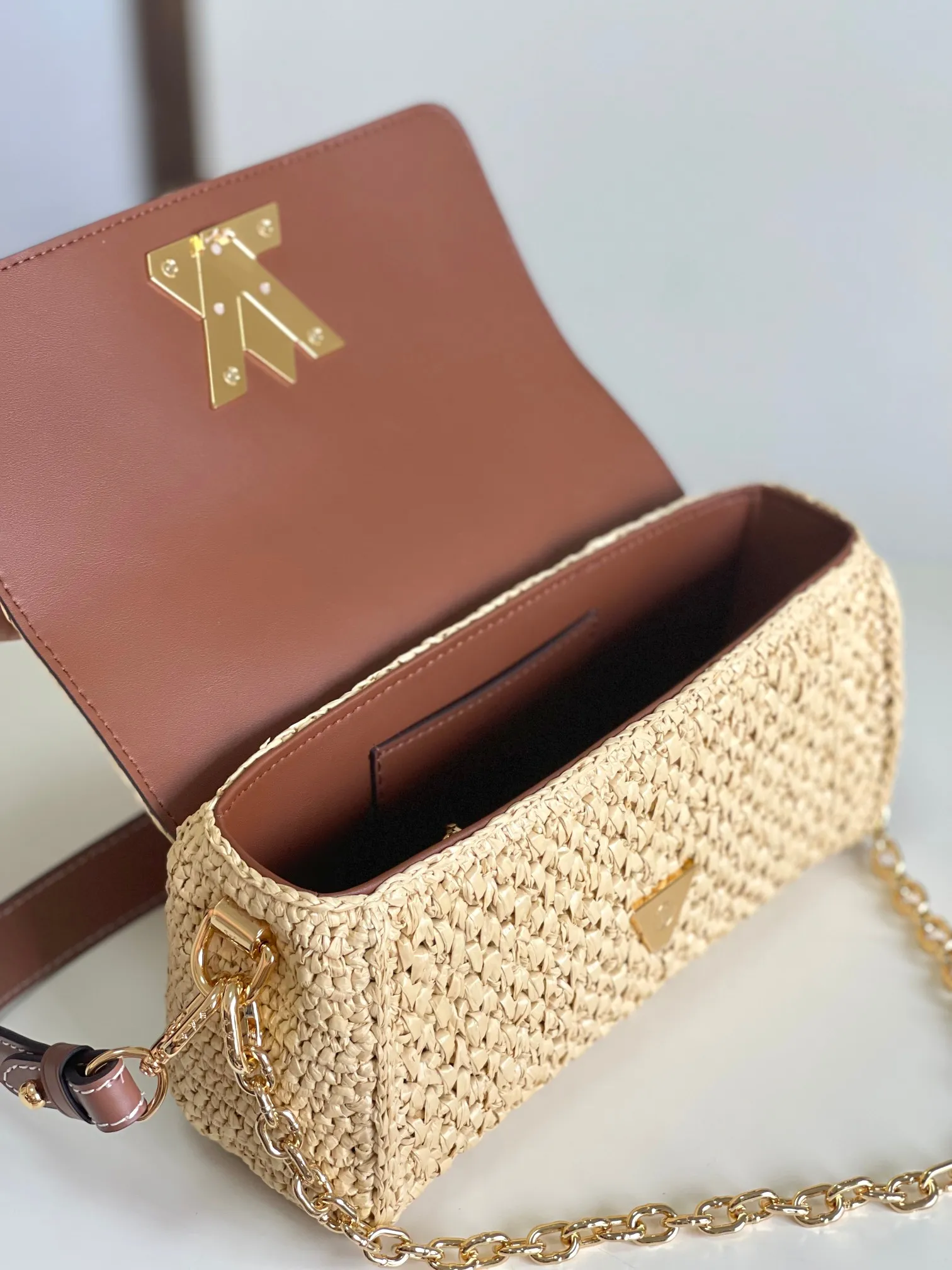 💰1300 Top original single real home shot Chip model] M25030 brown 2024 early autumn new women's bag Twist raffia woven clamshell shoulder bag is made from raffia crocheted by Madagascar craftsmen, with gorgeous leather trimmings to highlight the brand's exquisite craftsmanship, achieving a soft texture and personalized style. Size: 24x9x13cm