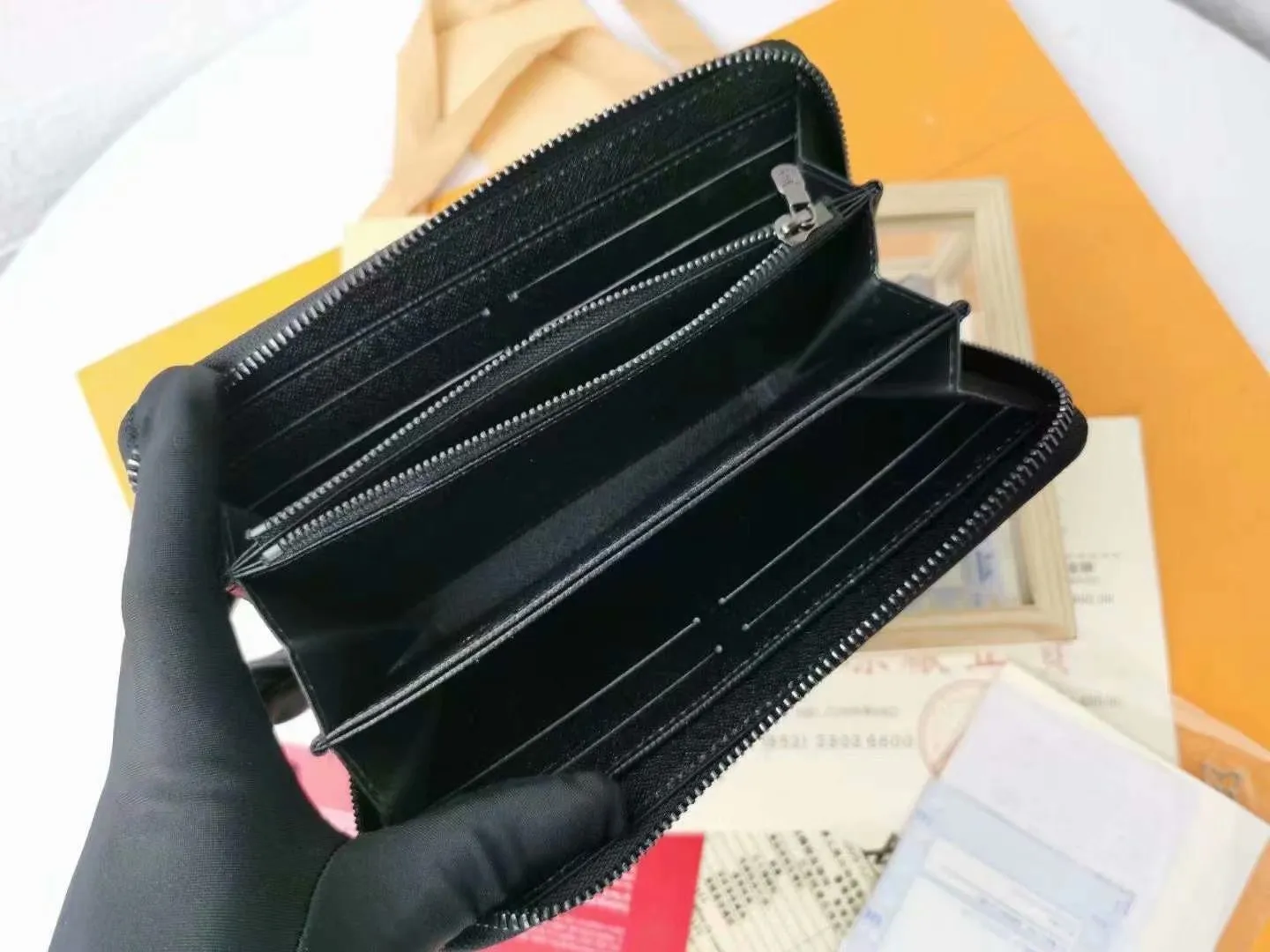 P130 top original version [actual shot with home background] Model: 63872 (60017) The latest starry sky Galaxy small single pull wallet space series! Zip bag! Louis Vuitton has set its sights on the bright and boundless space and redesigned the Pochette Voyage zipper bag in the 2019 spring and summer pre-show series! Starry sky zipper zippy walletoo The classic Monogram pattern complements the dazzling stars and the dying sun. Dimensions: 19.5x10.0x2.0cm.