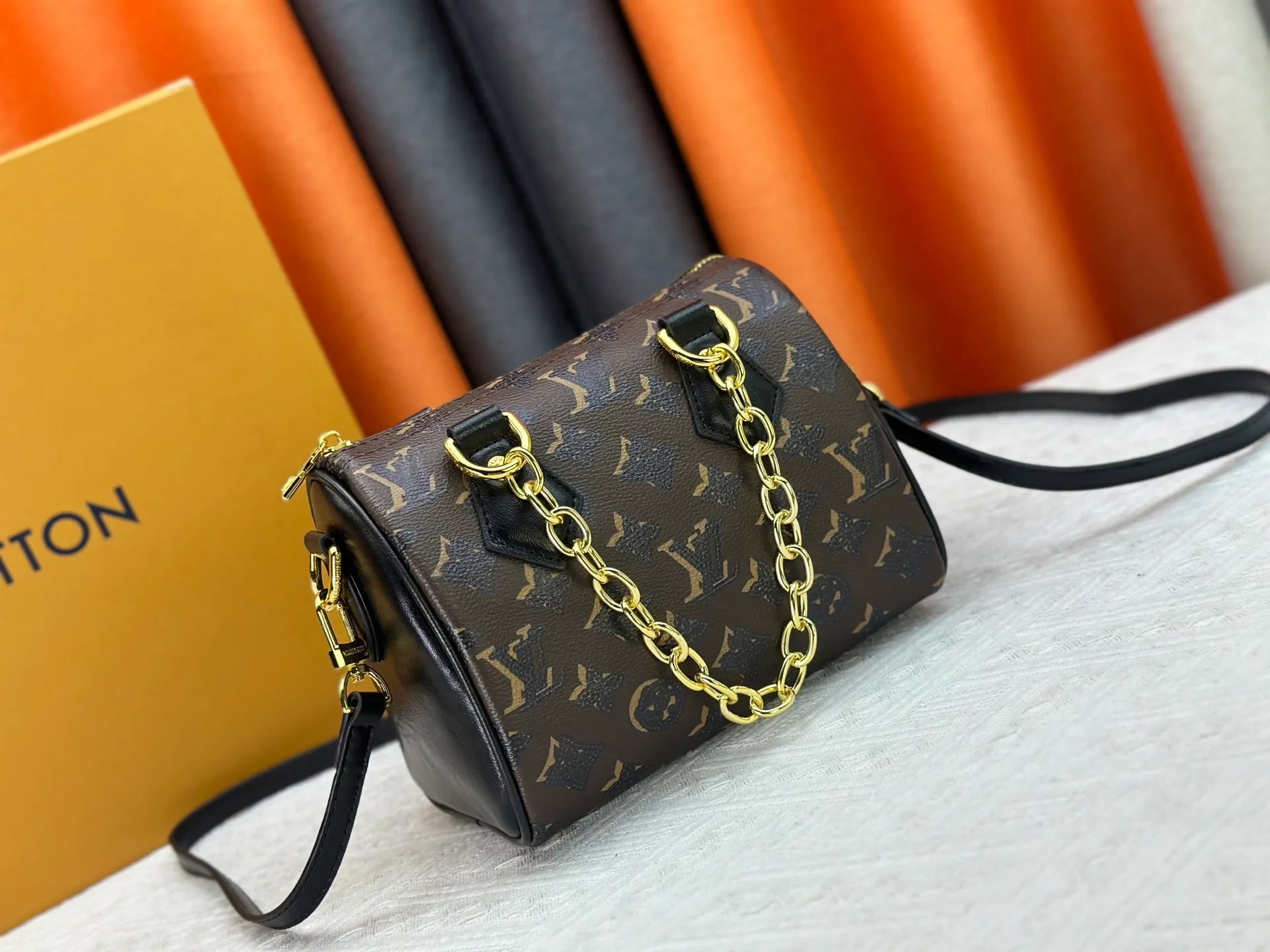 P240 Upgraded original M58953 M46234 M14291 Speedy Bandoulière 20 handbag is made of soft coated canvas, and the full-length Monogram pattern is traced in colorful rainbow tones, highlighting the smart style of the Louis Vuitton x Murakami reissue series. The Toron handle and detachable shoulder strap are constructed of cow leather, the metal corners recall classic luggage elements, and the bow-shaped key bag and padlock add brand touches. Dimensions: 20.5 x 13.5 x 12.0 cm (length x height x width)