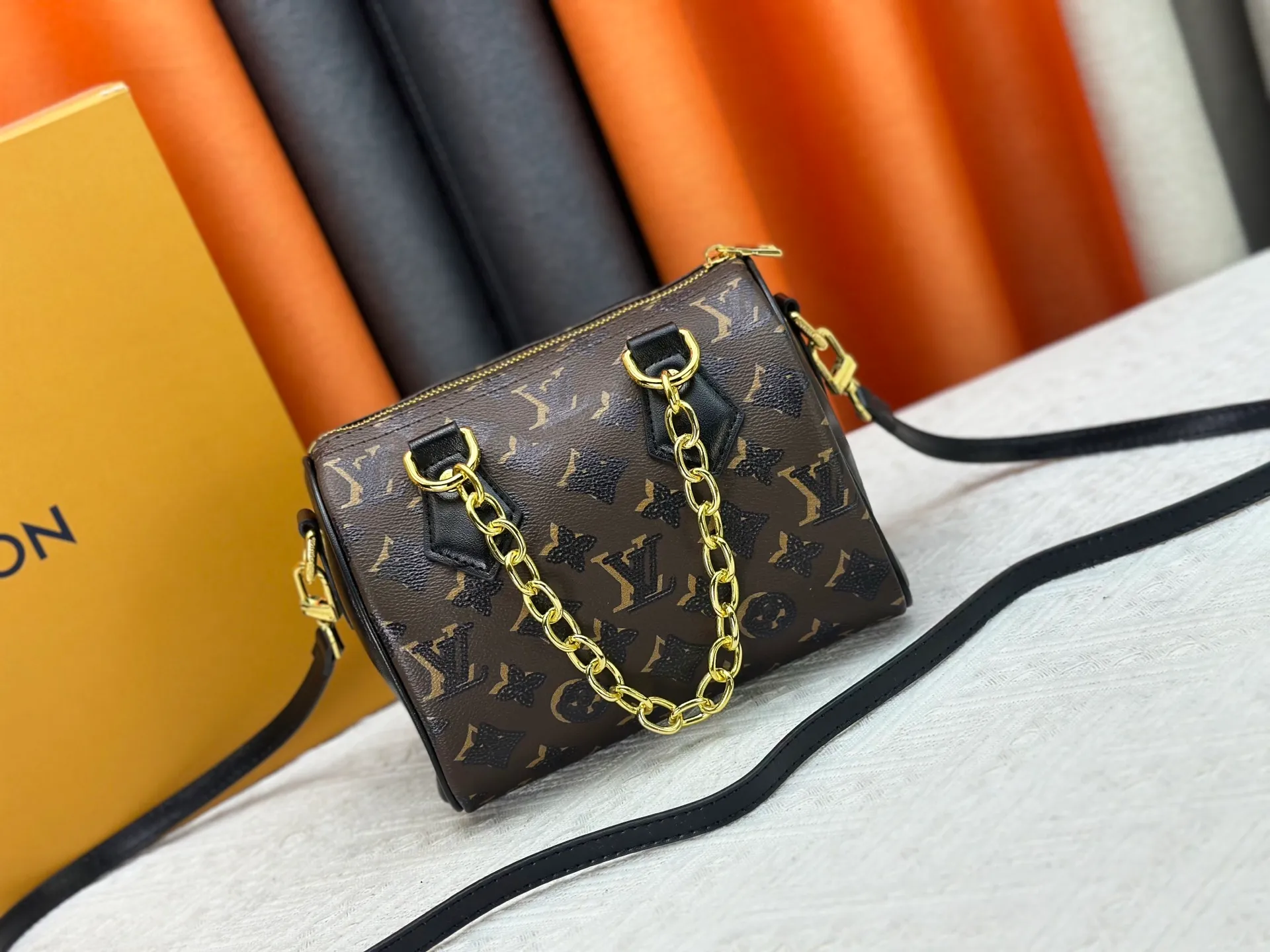 P240 Upgraded original M58953 M46234 M14291 Speedy Bandoulière 20 handbag is made of soft coated canvas, and the full-length Monogram pattern is traced in colorful rainbow tones, highlighting the smart style of the Louis Vuitton x Murakami reissue series. The Toron handle and detachable shoulder strap are constructed of cow leather, the metal corners recall classic luggage elements, and the bow-shaped key bag and padlock add brand touches. Dimensions: 20.5 x 13.5 x 12.0 cm (length x height x width)