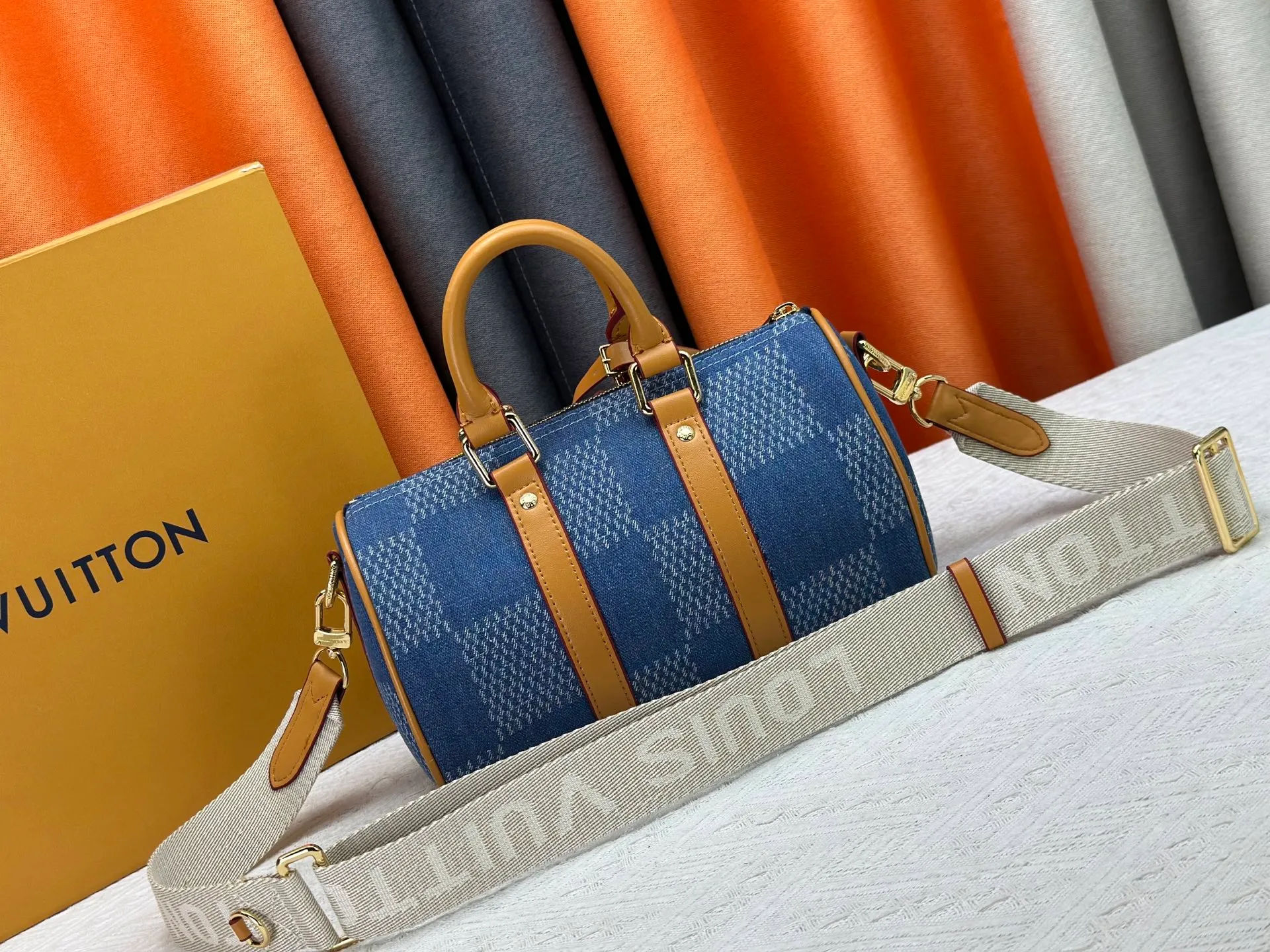 P240 M22762 M46271 M20900 M25786 Checkered denim This Keepall 25 handbag is made of Monogram Eclipse Reverse canvas, showing an elegant reinterpretation of Louis Vuitton's classic pattern. The reinforced straps and leather nameplate continue the iconic elements of the Keepall series, and the zipper closure keeps personal items safe and secure. Dimensions: 25.0 x 15.0 x 11.0cm (Length x Height x Width)