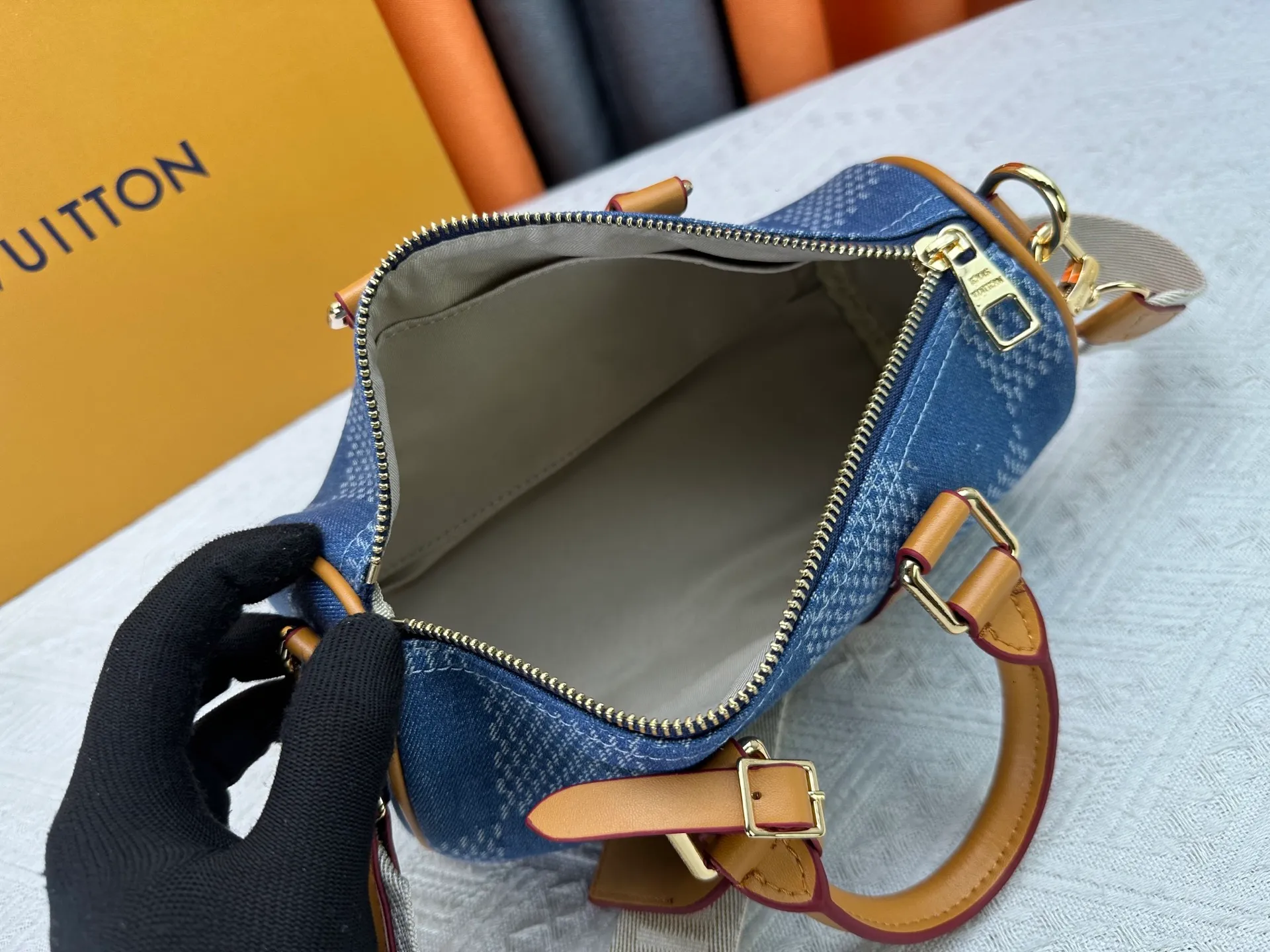 P240 M22762 M46271 M20900 M25786 Checkered denim This Keepall 25 handbag is made of Monogram Eclipse Reverse canvas, showing an elegant reinterpretation of Louis Vuitton's classic pattern. The reinforced straps and leather nameplate continue the iconic elements of the Keepall series, and the zipper closure keeps personal items safe and secure. Dimensions: 25.0 x 15.0 x 11.0cm (Length x Height x Width)