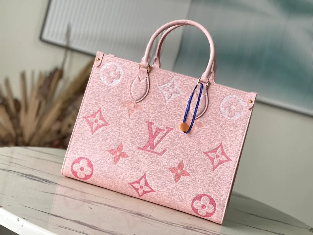 💰1120 (first-grain leather) top-quality original M45595 fan-printed ONTHEGO handbag. For work, shopping or weekend trips, pick up the Onthego handbag and go out immediately. The oversized Monogram print contrasts with the mini Monogram trim and the ample interior design, which is self-evidently avant-garde and modern. Size: 35-28-15cm (length x height x width)