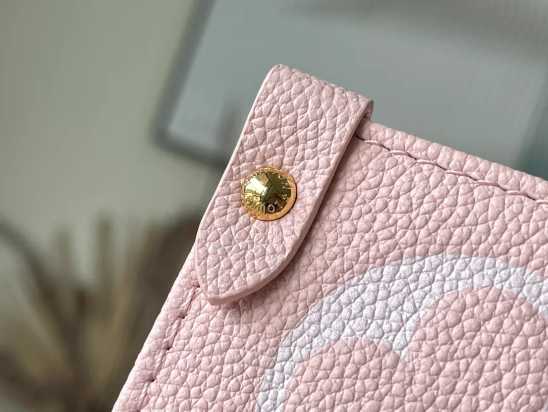 💰1120 (first-grain leather) top-quality original M45595 fan-printed ONTHEGO handbag. For work, shopping or weekend trips, pick up the Onthego handbag and go out immediately. The oversized Monogram print contrasts with the mini Monogram trim and the ample interior design, which is self-evidently avant-garde and modern. Size: 35-28-15cm (length x height x width)