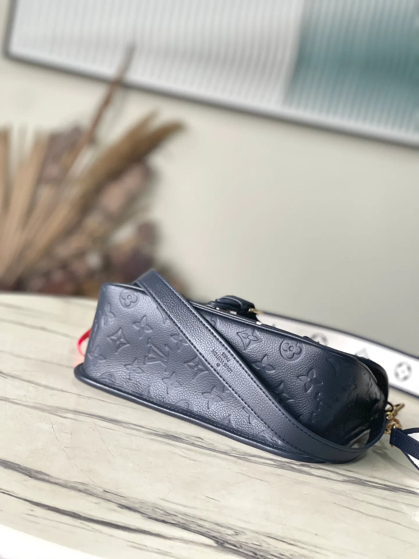 💰1060 (first-grain leather) top original order M47161 navy blue This Diane handbag is made of classic Monogram Empreinte embossed leather, with the brand logo woven into the detachable wide jacquard shoulder strap. In addition to the detachable leather shoulder strap, a crossbody option is added, which can flexibly match elegant style or dynamic style. Dimensions: 23 x 16 x 8.5 cm