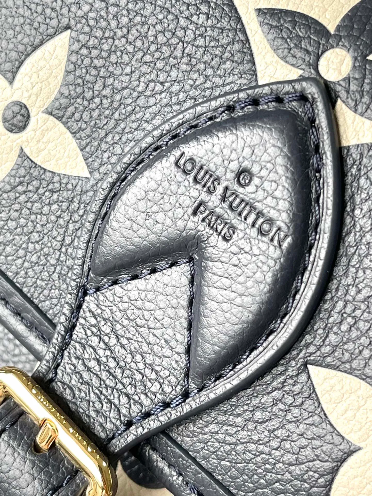 💰1060 (first-grain leather) top original order M47161 navy blue This Diane handbag is made of classic Monogram Empreinte embossed leather, with the brand logo woven into the detachable wide jacquard shoulder strap. In addition to the detachable leather shoulder strap, a crossbody option is added, which can flexibly match elegant style or dynamic style. Dimensions: 23 x 16 x 8.5 cm