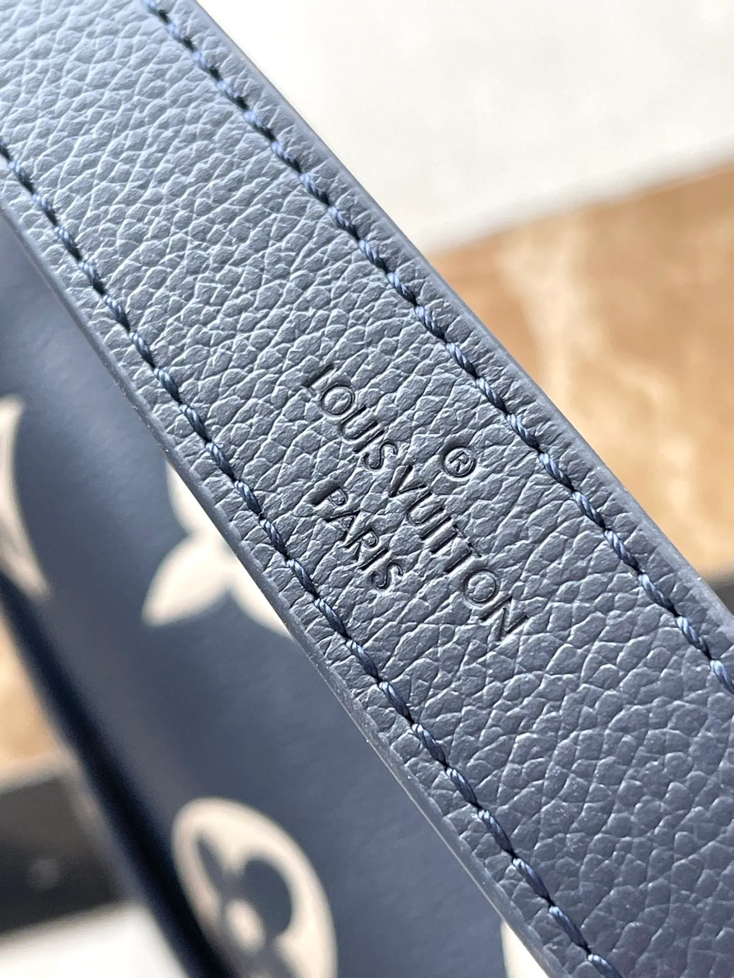 💰1060 (first-grain leather) top original order M47161 navy blue This Diane handbag is made of classic Monogram Empreinte embossed leather, with the brand logo woven into the detachable wide jacquard shoulder strap. In addition to the detachable leather shoulder strap, a crossbody option is added, which can flexibly match elegant style or dynamic style. Dimensions: 23 x 16 x 8.5 cm