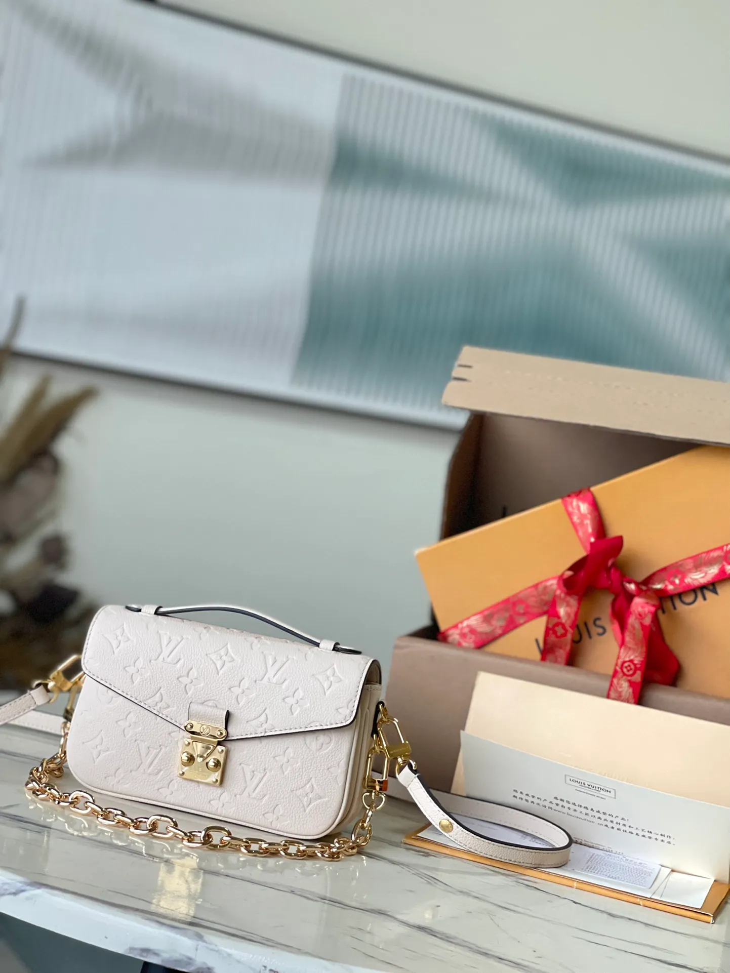 💰1100 (top layer leather) top original order M22942. Support counter inspection. Photos taken of duty-free goods are consistent with the product without unpacking. This product is an exclusive duty-free product in the market and is the highest-end product. Inspection is supported. This product has passed strict inspection and is flawless. Please wear gloves when touching the product. This product is not returnable or exchangeable. Please confirm the product first and then remove the label on the handle. This product is temporarily not open to the public, only regular customers, and is in short supply. Dimensions: 21.5 x 13.5 x 3 cm