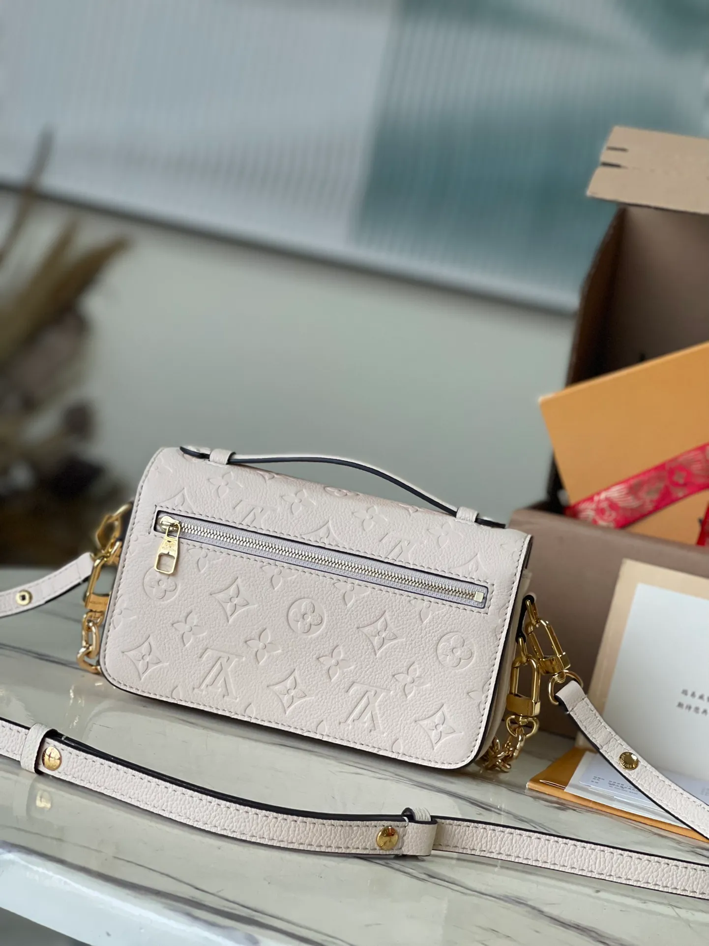 💰1100 (top layer leather) top original order M22942. Support counter inspection. Photos taken of duty-free goods are consistent with the product without unpacking. This product is an exclusive duty-free product in the market and is the highest-end product. Inspection is supported. This product has passed strict inspection and is flawless. Please wear gloves when touching the product. This product is not returnable or exchangeable. Please confirm the product first and then remove the label on the handle. This product is temporarily not open to the public, only regular customers, and is in short supply. Dimensions: 21.5 x 13.5 x 3 cm