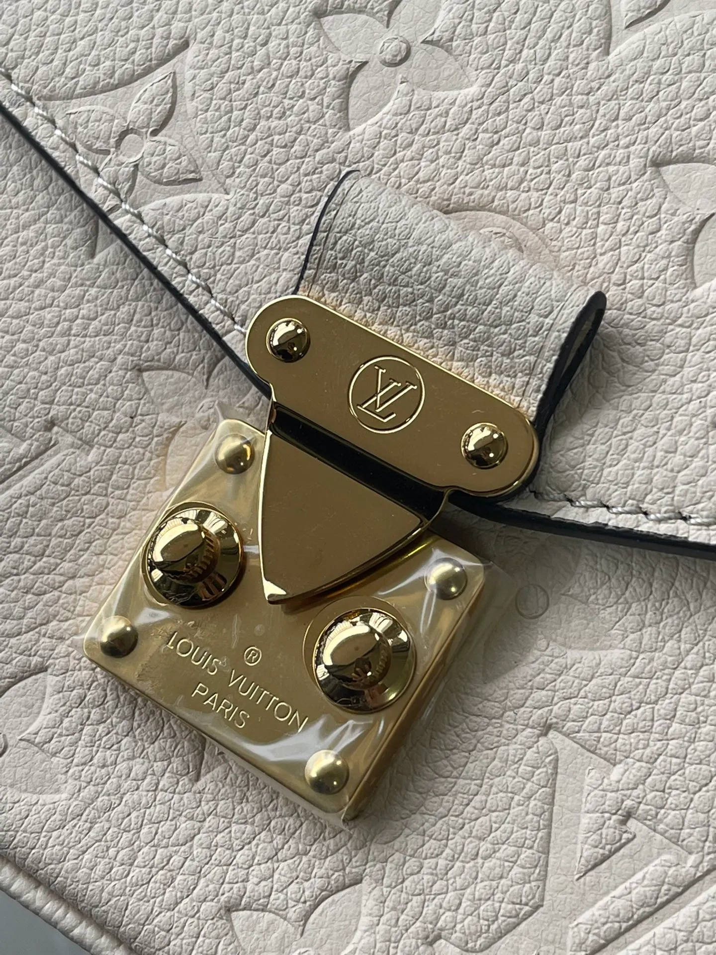 💰1100 (top layer leather) top original order M22942. Support counter inspection. Photos taken of duty-free goods are consistent with the product without unpacking. This product is an exclusive duty-free product in the market and is the highest-end product. Inspection is supported. This product has passed strict inspection and is flawless. Please wear gloves when touching the product. This product is not returnable or exchangeable. Please confirm the product first and then remove the label on the handle. This product is temporarily not open to the public, only regular customers, and is in short supply. Dimensions: 21.5 x 13.5 x 3 cm