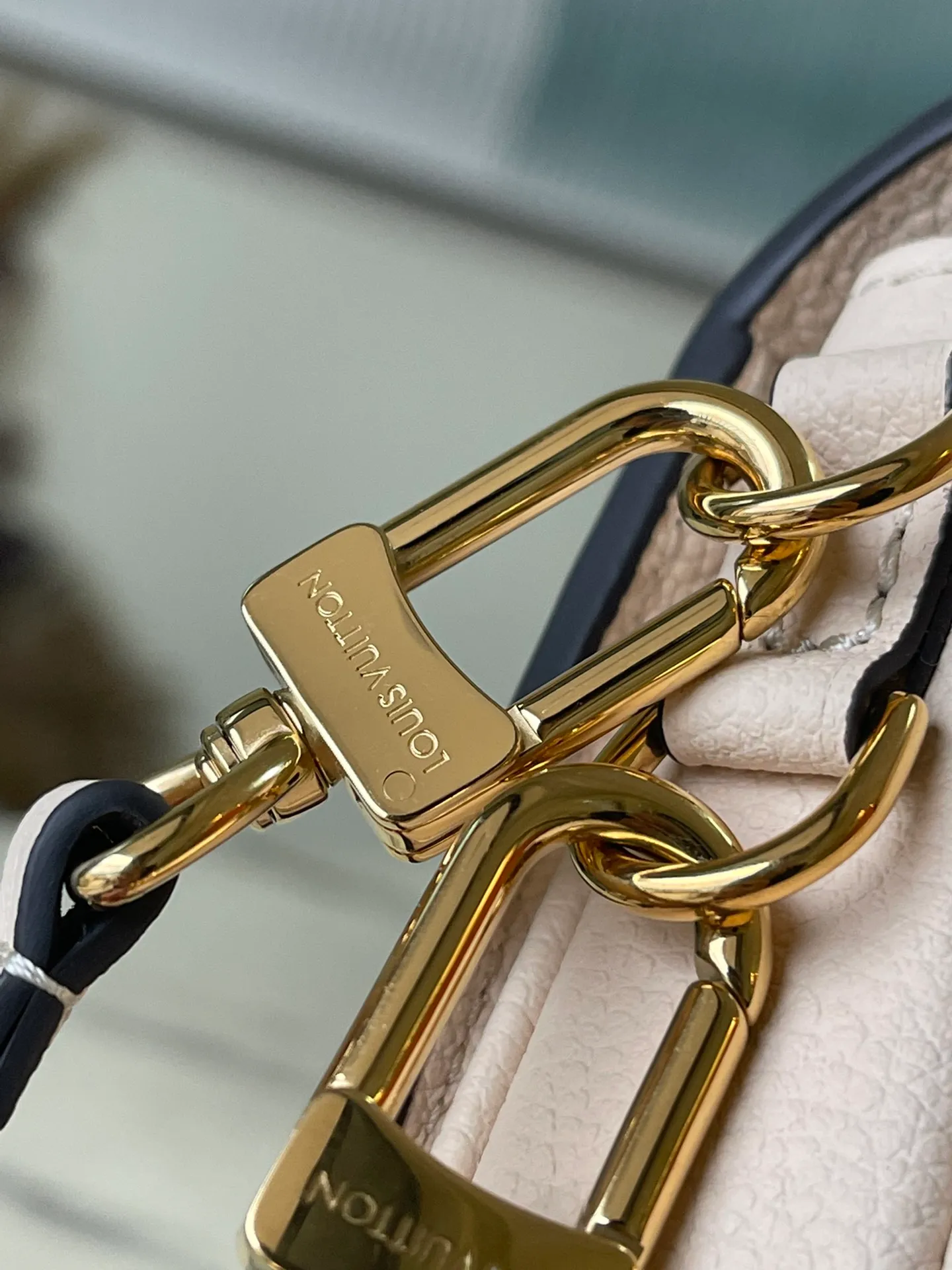 💰1100 (top layer leather) top original order M22942. Support counter inspection. Photos taken of duty-free goods are consistent with the product without unpacking. This product is an exclusive duty-free product in the market and is the highest-end product. Inspection is supported. This product has passed strict inspection and is flawless. Please wear gloves when touching the product. This product is not returnable or exchangeable. Please confirm the product first and then remove the label on the handle. This product is temporarily not open to the public, only regular customers, and is in short supply. Dimensions: 21.5 x 13.5 x 3 cm