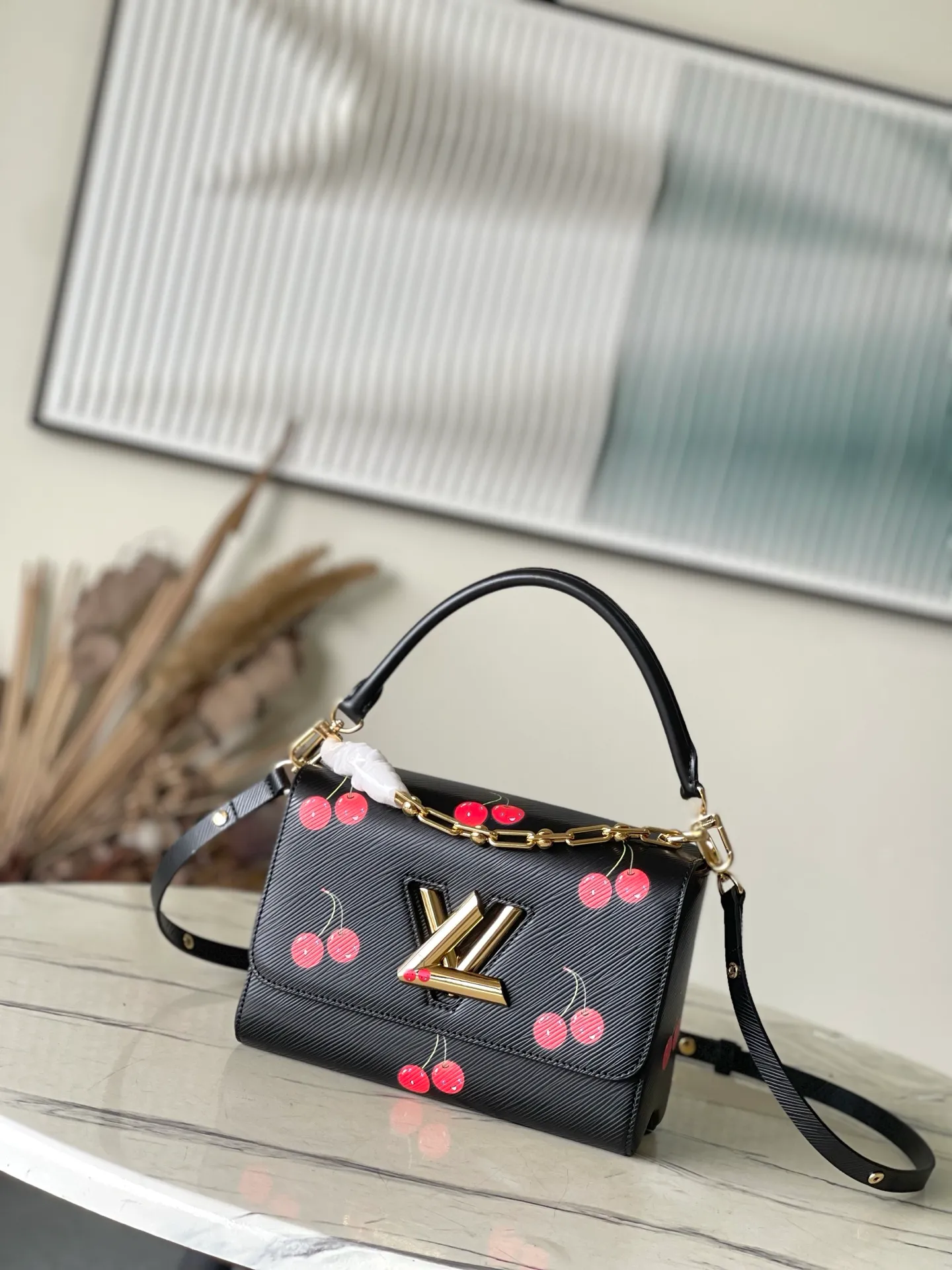 💰1200 Top Original Order M14094 This medium-sized Twist handbag is made of rich-textured Epi grained cow leather with a vivid and vivid cherry pattern, highlighting the iconic and interesting brushwork of Japanese artist Takashi Murakami. The metal chain and LV Twist lock have a polished texture, and the inner pocket can organize daily necessities such as mobile phones and long wallets. Dimensions: 23 × 16 × 8 cm