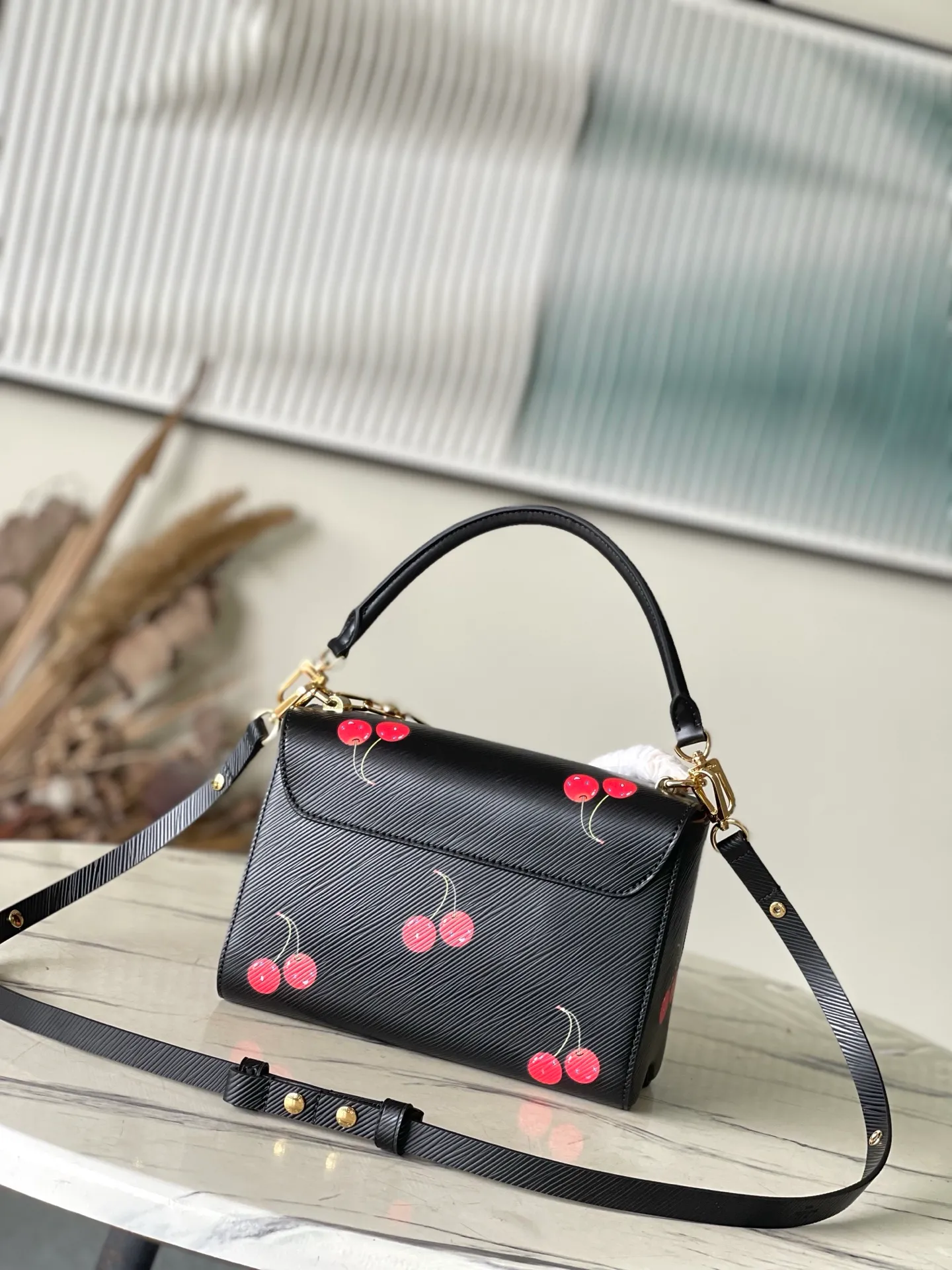 💰1200 Top Original Order M14094 This medium-sized Twist handbag is made of rich-textured Epi grained cow leather with a vivid and vivid cherry pattern, highlighting the iconic and interesting brushwork of Japanese artist Takashi Murakami. The metal chain and LV Twist lock have a polished texture, and the inner pocket can organize daily necessities such as mobile phones and long wallets. Dimensions: 23 × 16 × 8 cm