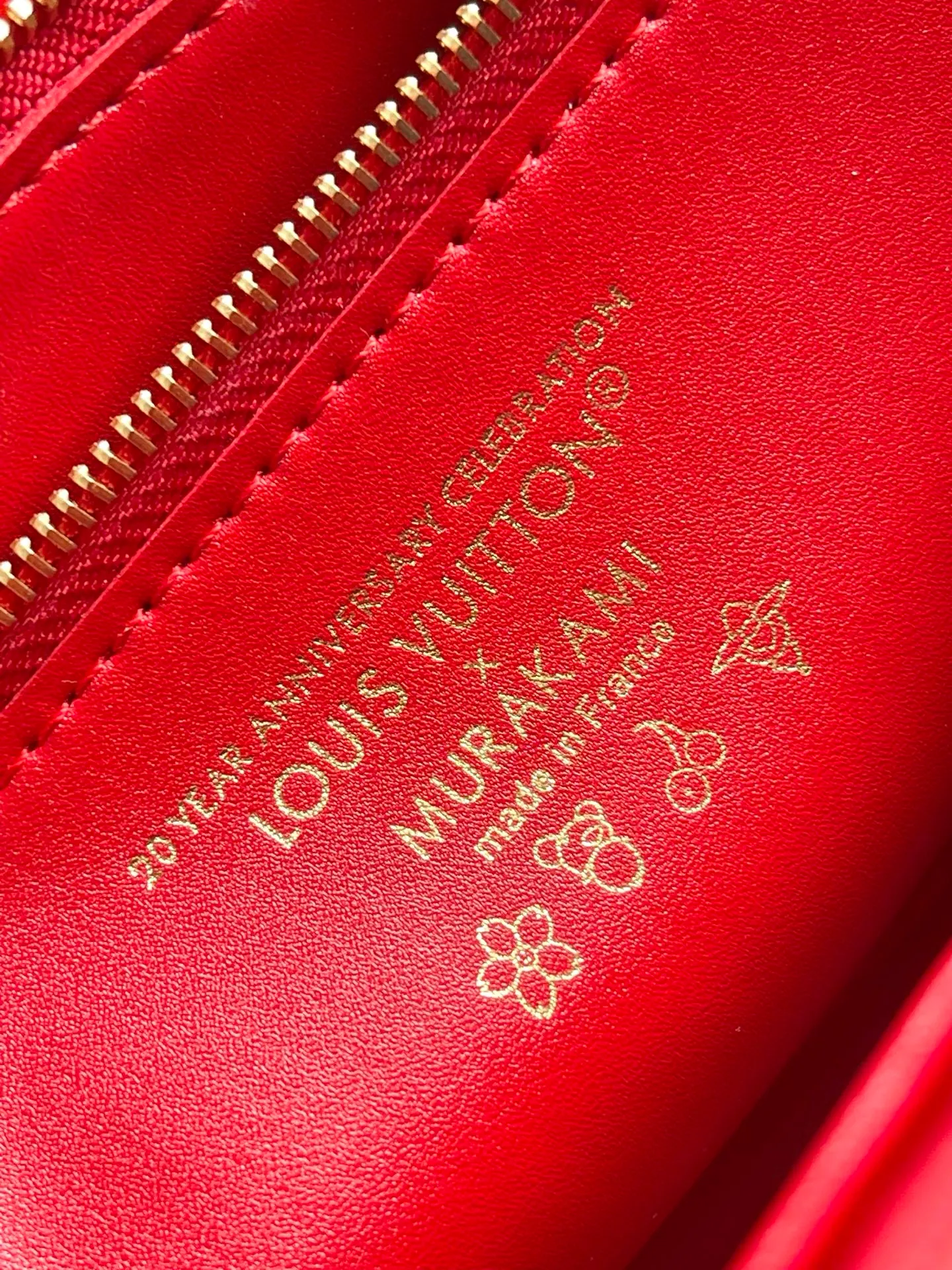 💰1200 Top Original Order M14094 This medium-sized Twist handbag is made of rich-textured Epi grained cow leather with a vivid and vivid cherry pattern, highlighting the iconic and interesting brushwork of Japanese artist Takashi Murakami. The metal chain and LV Twist lock have a polished texture, and the inner pocket can organize daily necessities such as mobile phones and long wallets. Dimensions: 23 × 16 × 8 cm