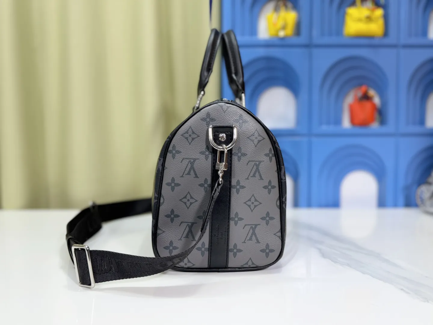 P260 Upgraded original M22765 full leather M46655 gram flower This Keepall 35 travel bag is made of Monogram Shadow leather with full Monogram embossing and matte metal parts to achieve a simple design. The cabin luggage size is suitable for short trips. The Keepall line of soft travel bags was created in the 1930s and remains as classic and elegant as ever. Size: 35x21x16 (cm)