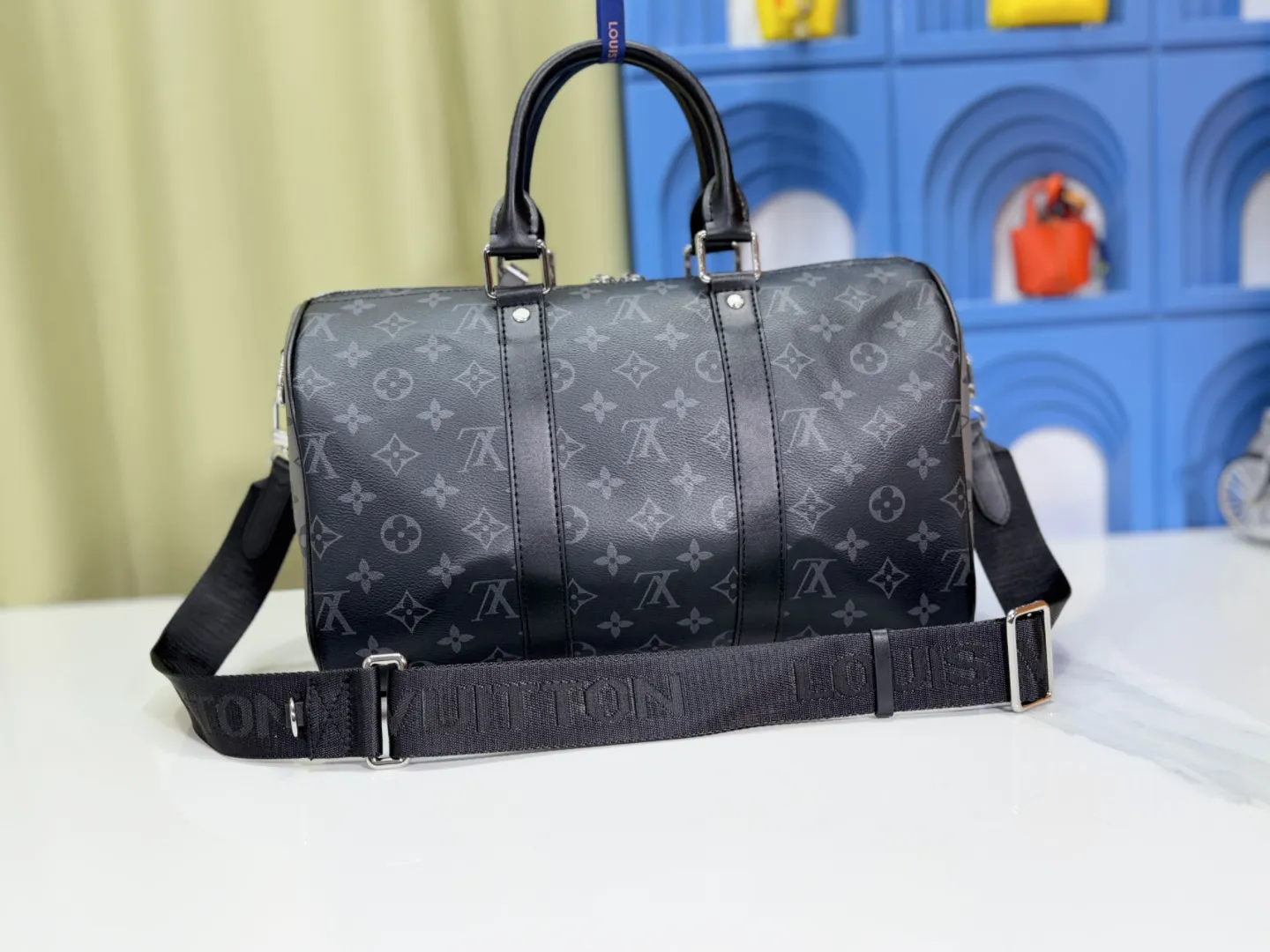 P260 Upgraded original M22765 full leather M46655 gram flower This Keepall 35 travel bag is made of Monogram Shadow leather with full Monogram embossing and matte metal parts to achieve a simple design. The cabin luggage size is suitable for short trips. The Keepall line of soft travel bags was created in the 1930s and remains as classic and elegant as ever. Size: 35x21x16 (cm)