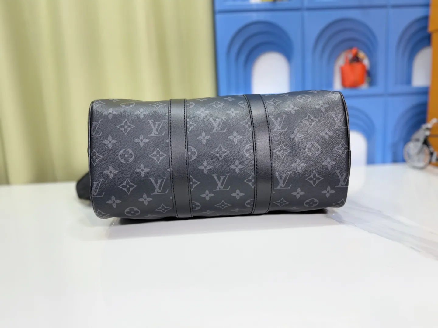 P260 Upgraded original M22765 full leather M46655 gram flower This Keepall 35 travel bag is made of Monogram Shadow leather with full Monogram embossing and matte metal parts to achieve a simple design. The cabin luggage size is suitable for short trips. The Keepall line of soft travel bags was created in the 1930s and remains as classic and elegant as ever. Size: 35x21x16 (cm)