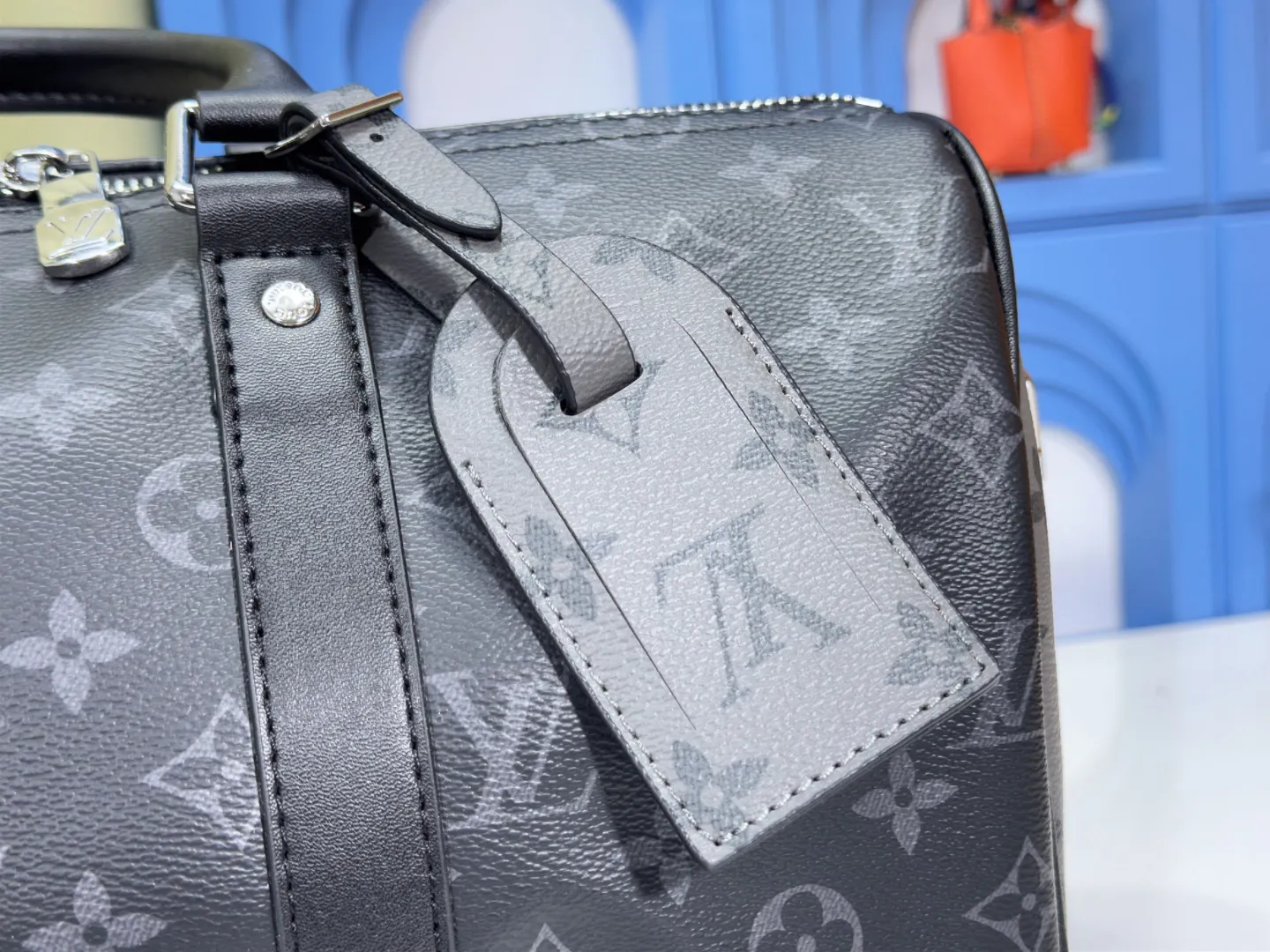 P260 Upgraded original M22765 full leather M46655 gram flower This Keepall 35 travel bag is made of Monogram Shadow leather with full Monogram embossing and matte metal parts to achieve a simple design. The cabin luggage size is suitable for short trips. The Keepall line of soft travel bags was created in the 1930s and remains as classic and elegant as ever. Size: 35x21x16 (cm)