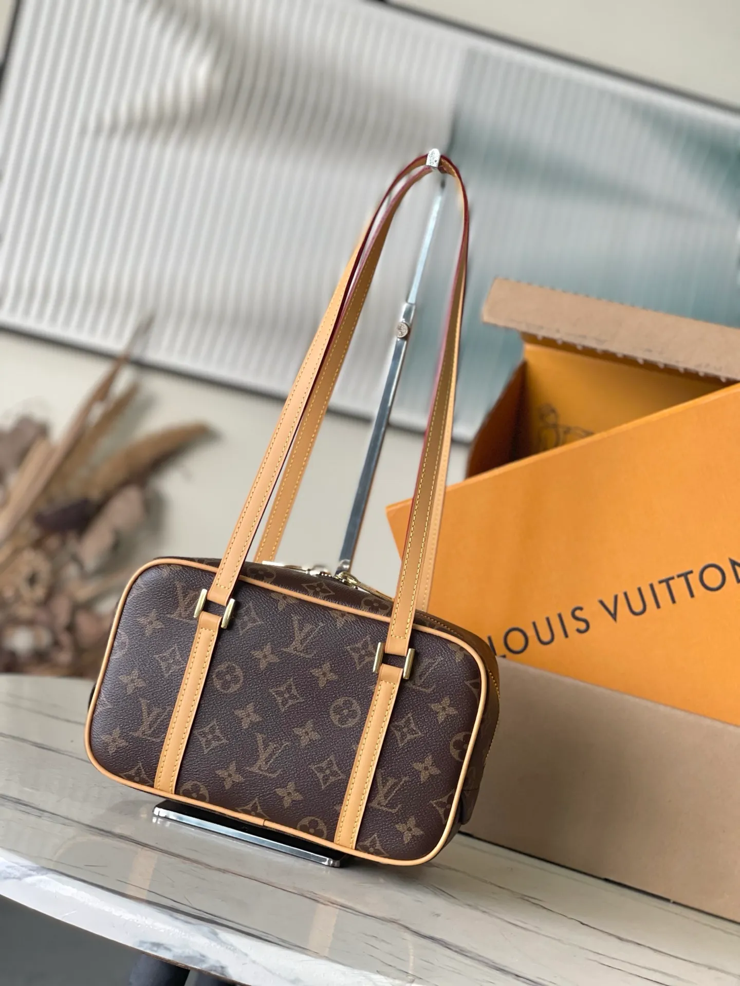💰800 Top original order M46321 The second-hand series Cité handbag is modeled on the rectangular handbag of the same name from the Louis Vuitton collection, using Monogram canvas to create a soft structure. The long handle makes it easy to carry on the shoulder, and the leather side straps, zippered front pocket and large zipper pull add youthfulness. Size: 26 *16 *11 cm