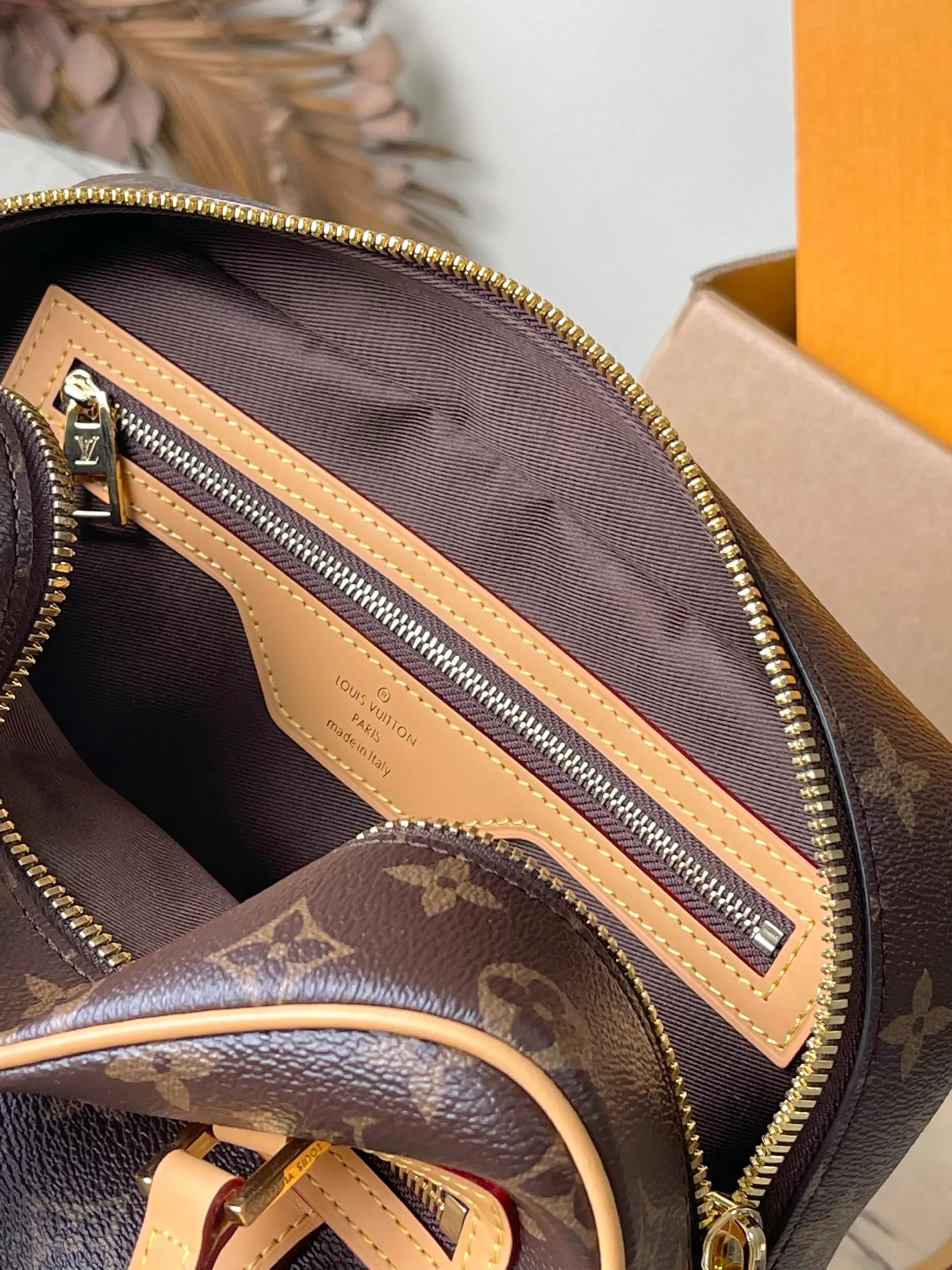 💰800 Top original order M46321 The second-hand series Cité handbag is modeled on the rectangular handbag of the same name from the Louis Vuitton collection, using Monogram canvas to create a soft structure. The long handle makes it easy to carry on the shoulder, and the leather side straps, zippered front pocket and large zipper pull add youthfulness. Size: 26 *16 *11 cm