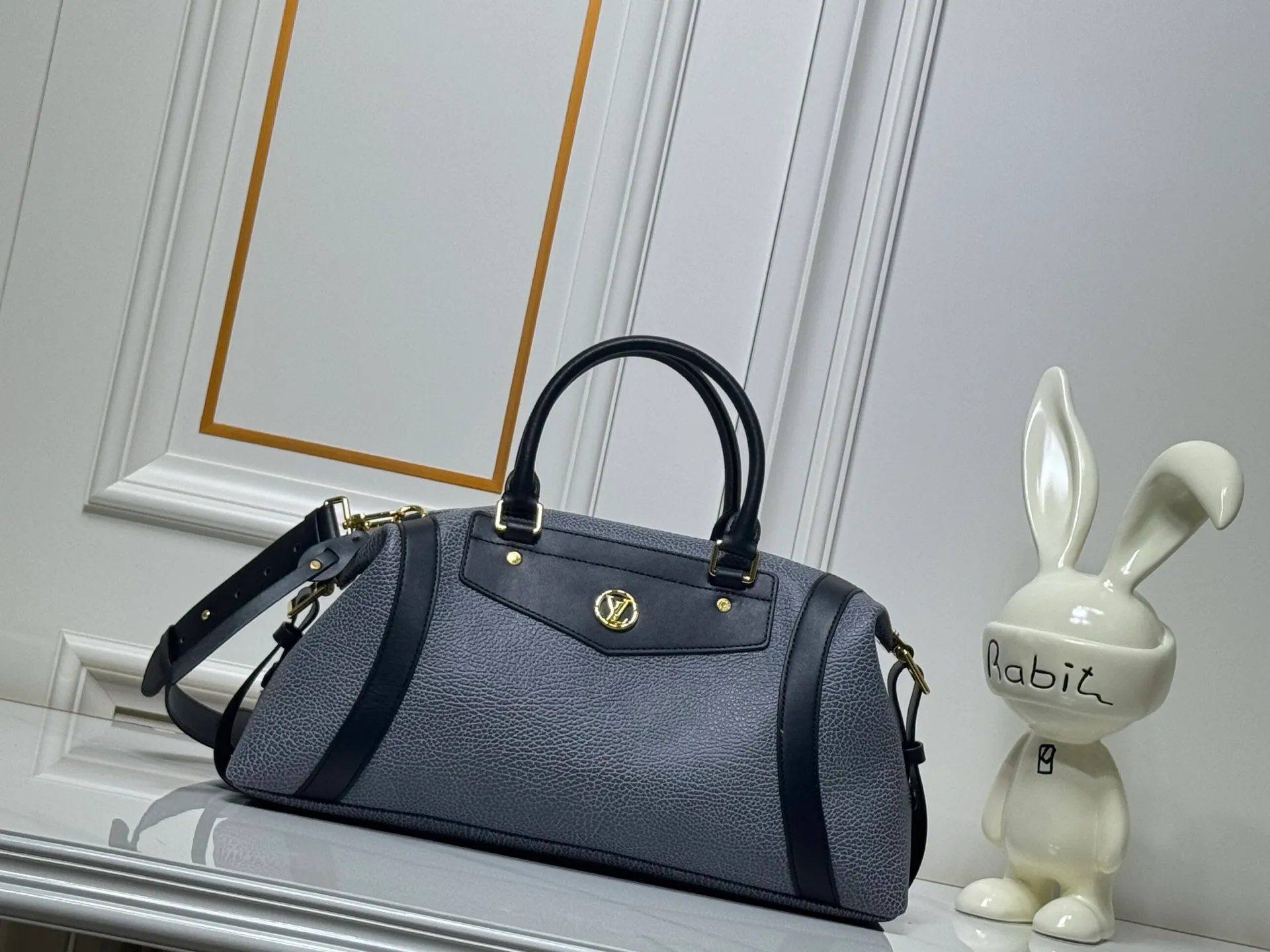 Batch 340💰M25557 M25561 M25561 M25566 Dark Gray M14702 Medium This Nano LV Rider handbag is from the 2025 spring and summer series. It combines pixelated grain sheep leather with smooth cow leather elements, and then uses the LV Circle logo to accentuate the elegant panels. The foldable configuration makes it easy to store in a suitcase, and the modern design adds a rock-n-roll edge to any look. Dimensions: 15 × 15 × 38 cm (H x W x L) Sheep leather Cow leather trim Textile lining Metal hardware Zipper closure Side slip straps Internal pocket Holds a 6.7-inch smartphone, Romy card holder and lipstick Shoulder strap: removable, adjustable Half-length strap: 30.0 cm Half-length strap adjustable to: 45.0 cm Handle: Double handle