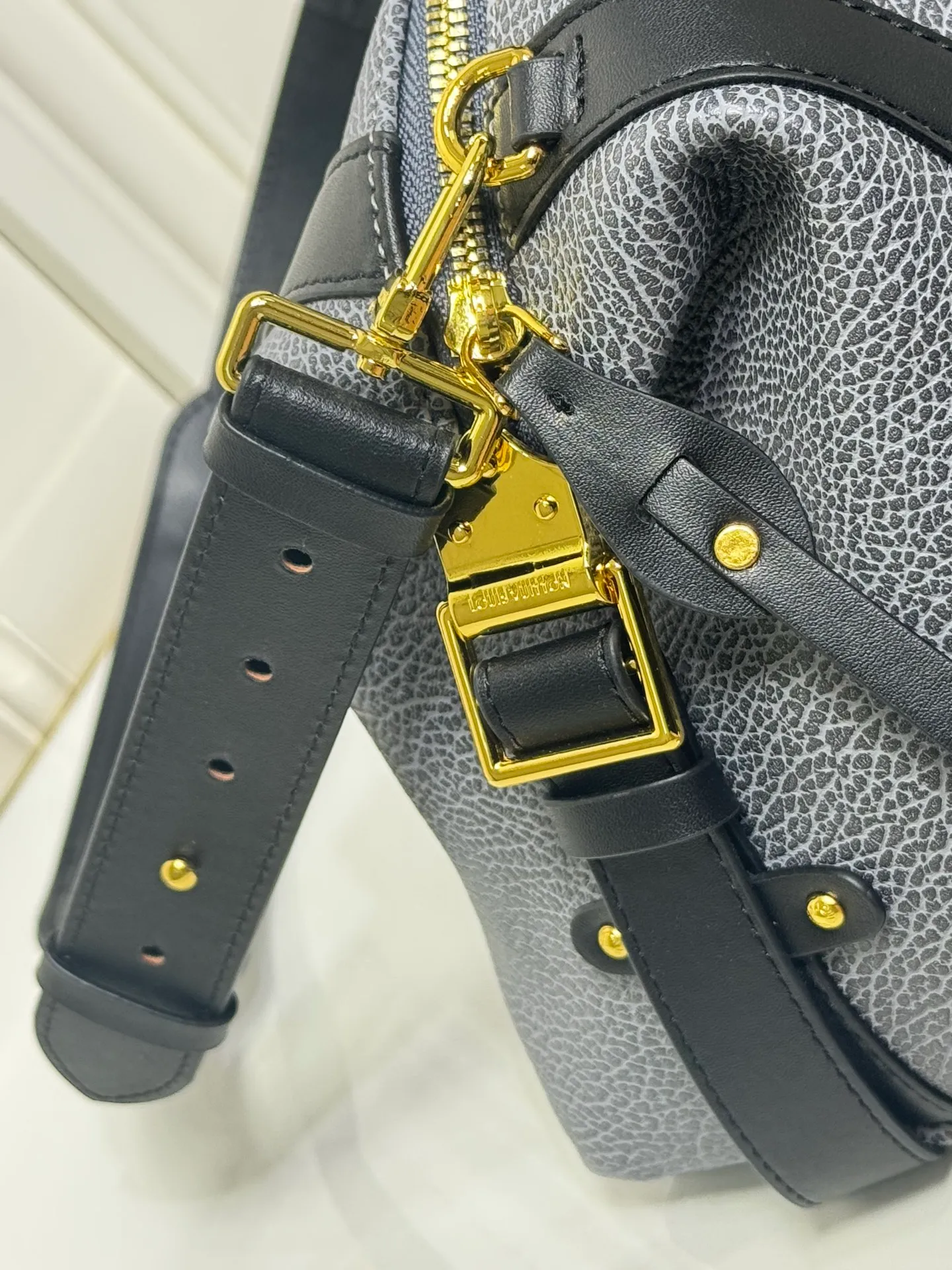 Batch 340💰M25557 M25561 M25561 M25566 Dark Gray M14702 Medium This Nano LV Rider handbag is from the 2025 spring and summer series. It combines pixelated grain sheep leather with smooth cow leather elements, and then uses the LV Circle logo to accentuate the elegant panels. The foldable configuration makes it easy to store in a suitcase, and the modern design adds a rock-n-roll edge to any look. Dimensions: 15 × 15 × 38 cm (H x W x L) Sheep leather Cow leather trim Textile lining Metal hardware Zipper closure Side slip straps Internal pocket Holds a 6.7-inch smartphone, Romy card holder and lipstick Shoulder strap: removable, adjustable Half-length strap: 30.0 cm Half-length strap adjustable to: 45.0 cm Handle: Double handle