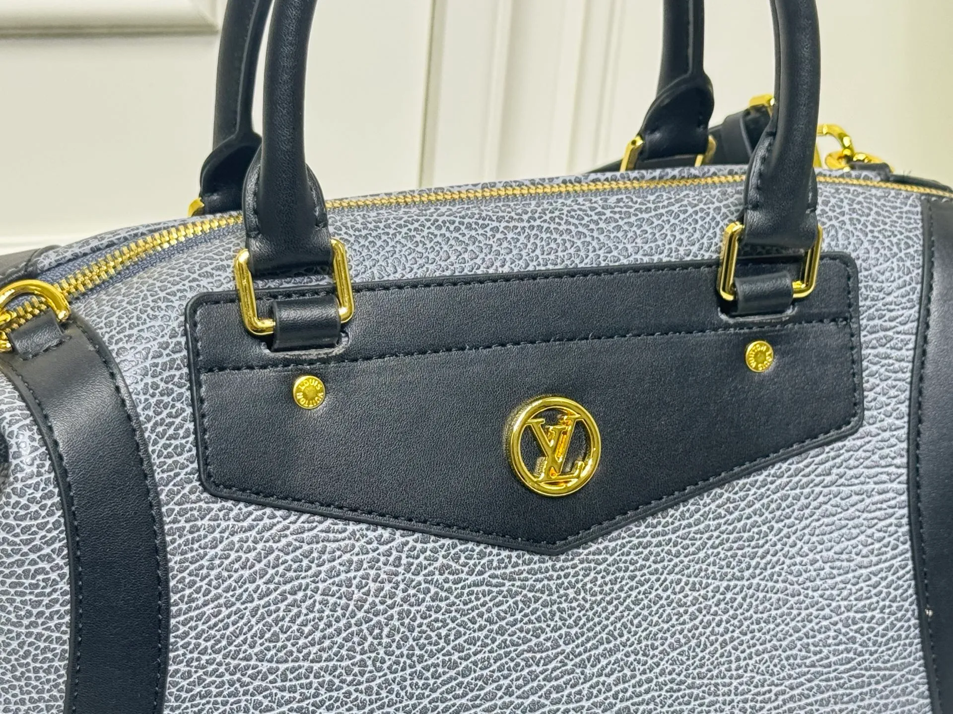 Batch 340💰M25557 M25561 M25561 M25566 Dark Gray M14702 Medium This Nano LV Rider handbag is from the 2025 spring and summer series. It combines pixelated grain sheep leather with smooth cow leather elements, and then uses the LV Circle logo to accentuate the elegant panels. The foldable configuration makes it easy to store in a suitcase, and the modern design adds a rock-n-roll edge to any look. Dimensions: 15 × 15 × 38 cm (H x W x L) Sheep leather Cow leather trim Textile lining Metal hardware Zipper closure Side slip straps Internal pocket Holds a 6.7-inch smartphone, Romy card holder and lipstick Shoulder strap: removable, adjustable Half-length strap: 30.0 cm Half-length strap adjustable to: 45.0 cm Handle: Double handle
