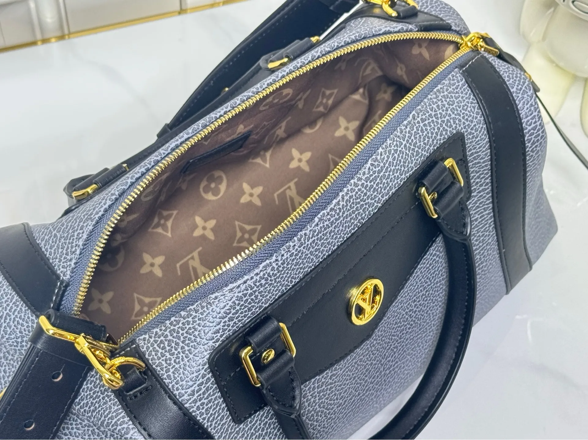 Batch 340💰M25557 M25561 M25561 M25566 Dark Gray M14702 Medium This Nano LV Rider handbag is from the 2025 spring and summer series. It combines pixelated grain sheep leather with smooth cow leather elements, and then uses the LV Circle logo to accentuate the elegant panels. The foldable configuration makes it easy to store in a suitcase, and the modern design adds a rock-n-roll edge to any look. Dimensions: 15 × 15 × 38 cm (H x W x L) Sheep leather Cow leather trim Textile lining Metal hardware Zipper closure Side slip straps Internal pocket Holds a 6.7-inch smartphone, Romy card holder and lipstick Shoulder strap: removable, adjustable Half-length strap: 30.0 cm Half-length strap adjustable to: 45.0 cm Handle: Double handle