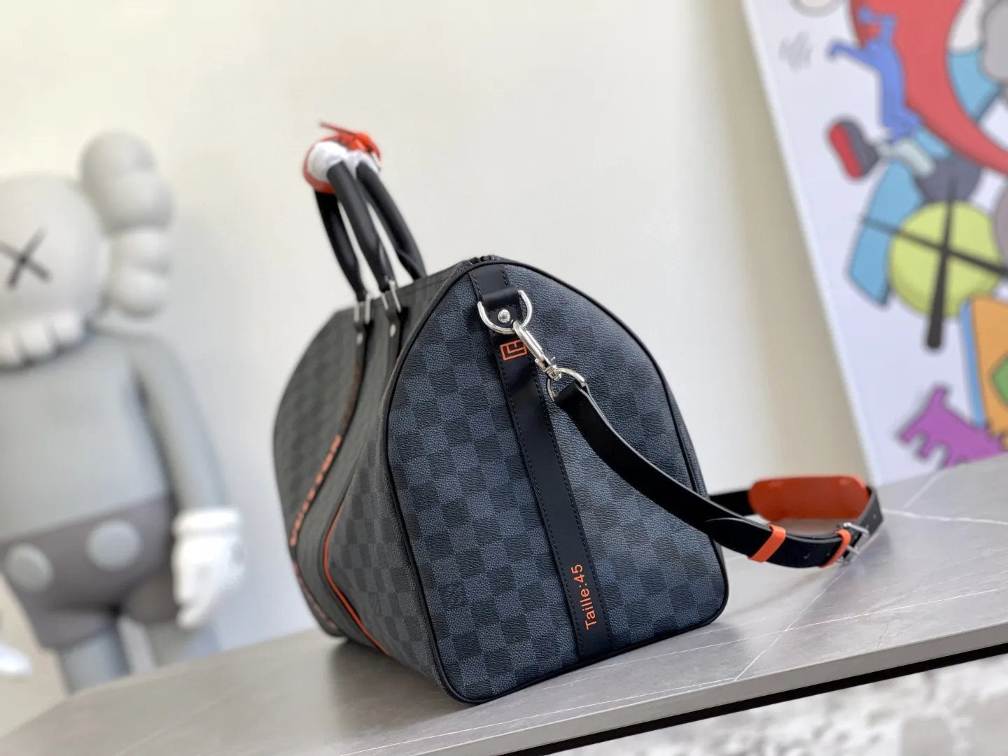 💰1160 Top original N40166 classic Keepall travel bag meets Damier Cobalt canvas. In the collision of rich dark colors and bright orange, it reveals an unprecedented sports edge. The brand logo recalls the 2019 spring and summer show. The laser-cut details imagine the passion on the racing track. The comfortable shoulder straps and ample capacity create an on-the-go design. Dimensions: 45.0 x 27.0 x 20.0 cm