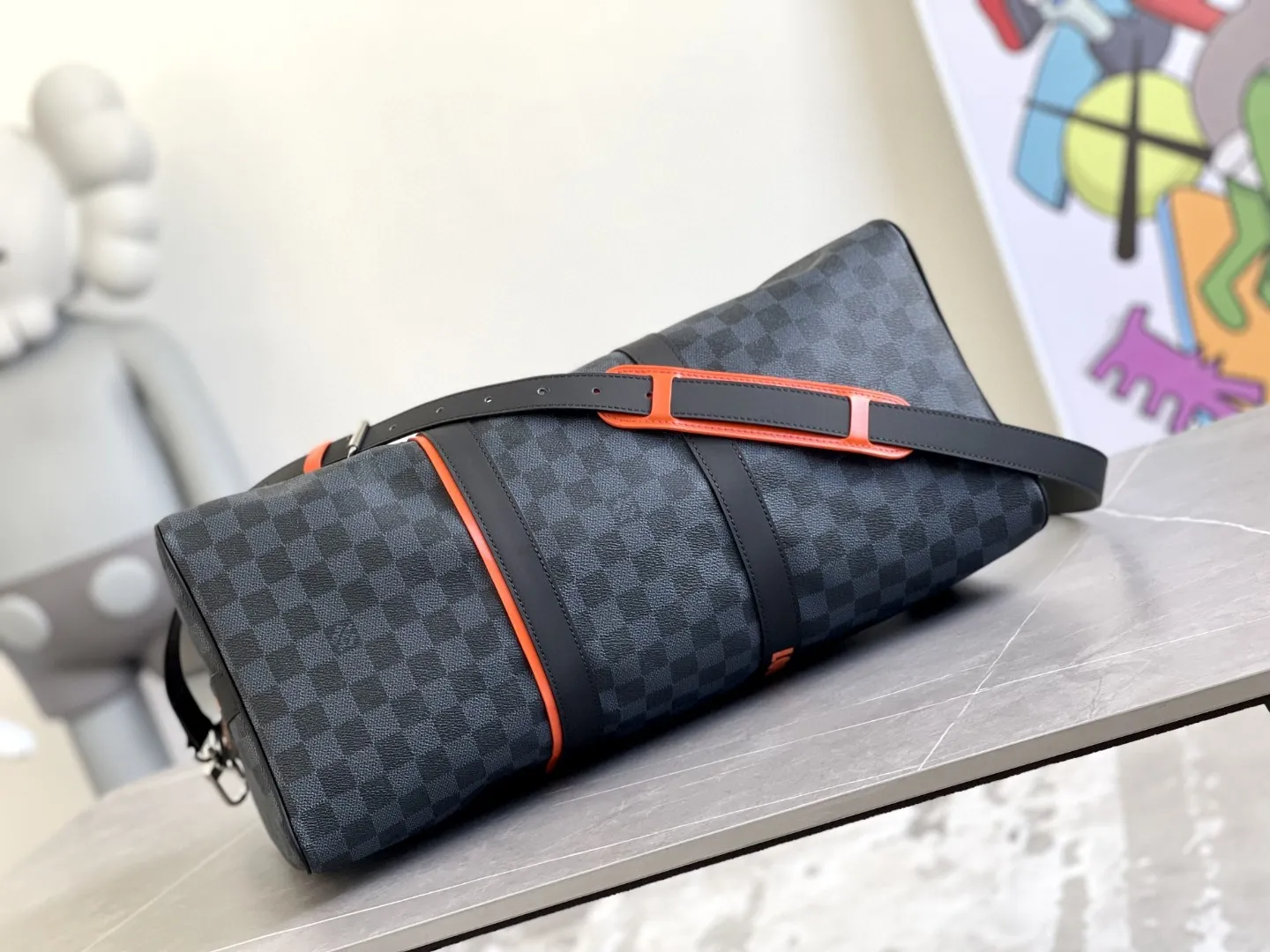 💰1160 Top original N40166 classic Keepall travel bag meets Damier Cobalt canvas. In the collision of rich dark colors and bright orange, it reveals an unprecedented sports edge. The brand logo recalls the 2019 spring and summer show. The laser-cut details imagine the passion on the racing track. The comfortable shoulder straps and ample capacity create an on-the-go design. Dimensions: 45.0 x 27.0 x 20.0 cm