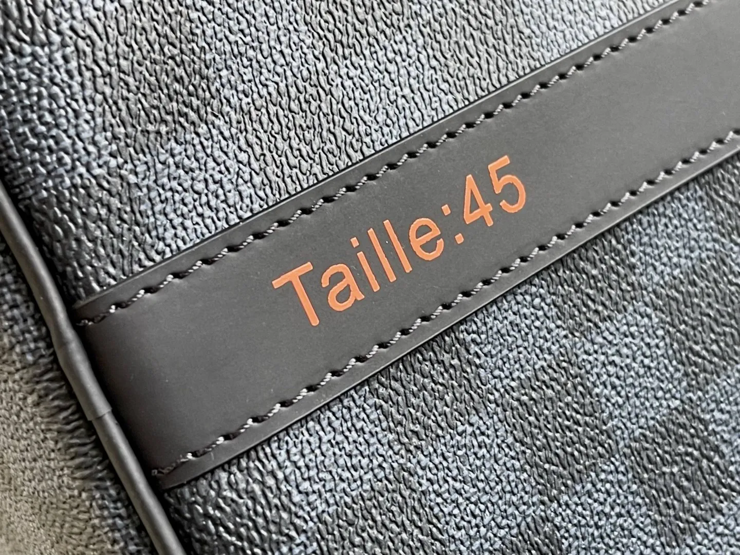 💰1160 Top original N40166 classic Keepall travel bag meets Damier Cobalt canvas. In the collision of rich dark colors and bright orange, it reveals an unprecedented sports edge. The brand logo recalls the 2019 spring and summer show. The laser-cut details imagine the passion on the racing track. The comfortable shoulder straps and ample capacity create an on-the-go design. Dimensions: 45.0 x 27.0 x 20.0 cm
