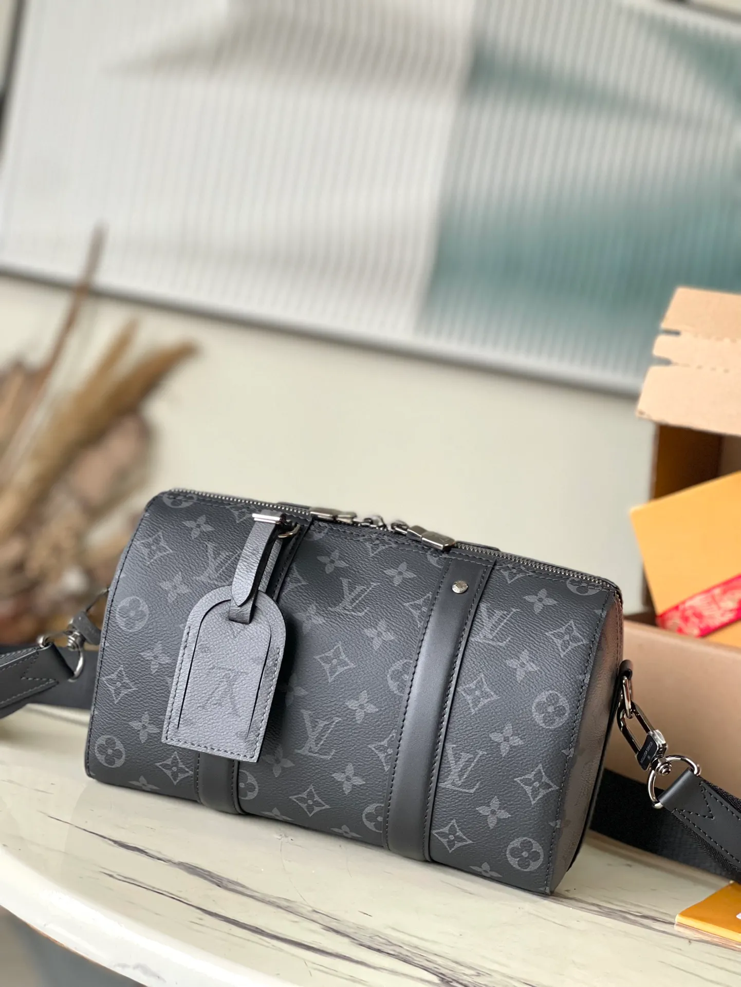 💰860 The top original order M45936 supports counter inspection. The photo taken of duty-free goods is consistent with the product and has not been unpacked. This product is an exclusive duty-free product in the market and is the highest-end product. Inspection is supported. This product has passed strict inspection and is flawless. Please wear gloves when touching the product. This product is not returnable or exchangeable. Please confirm the product first and then remove the label on the handle. This product is temporarily not open to the public, only regular customers, and is in short supply. Dimensions: 27 x 17 x 13 cm
